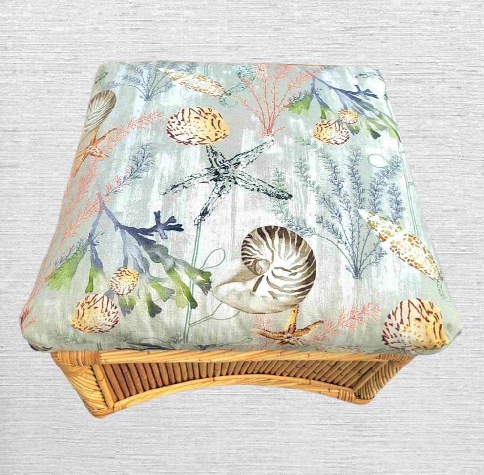 Vintage Pencil Reed Vivai del Sud Stil Coastal Lounge Stühle Passende Ottomane (amerikanisch) im Angebot