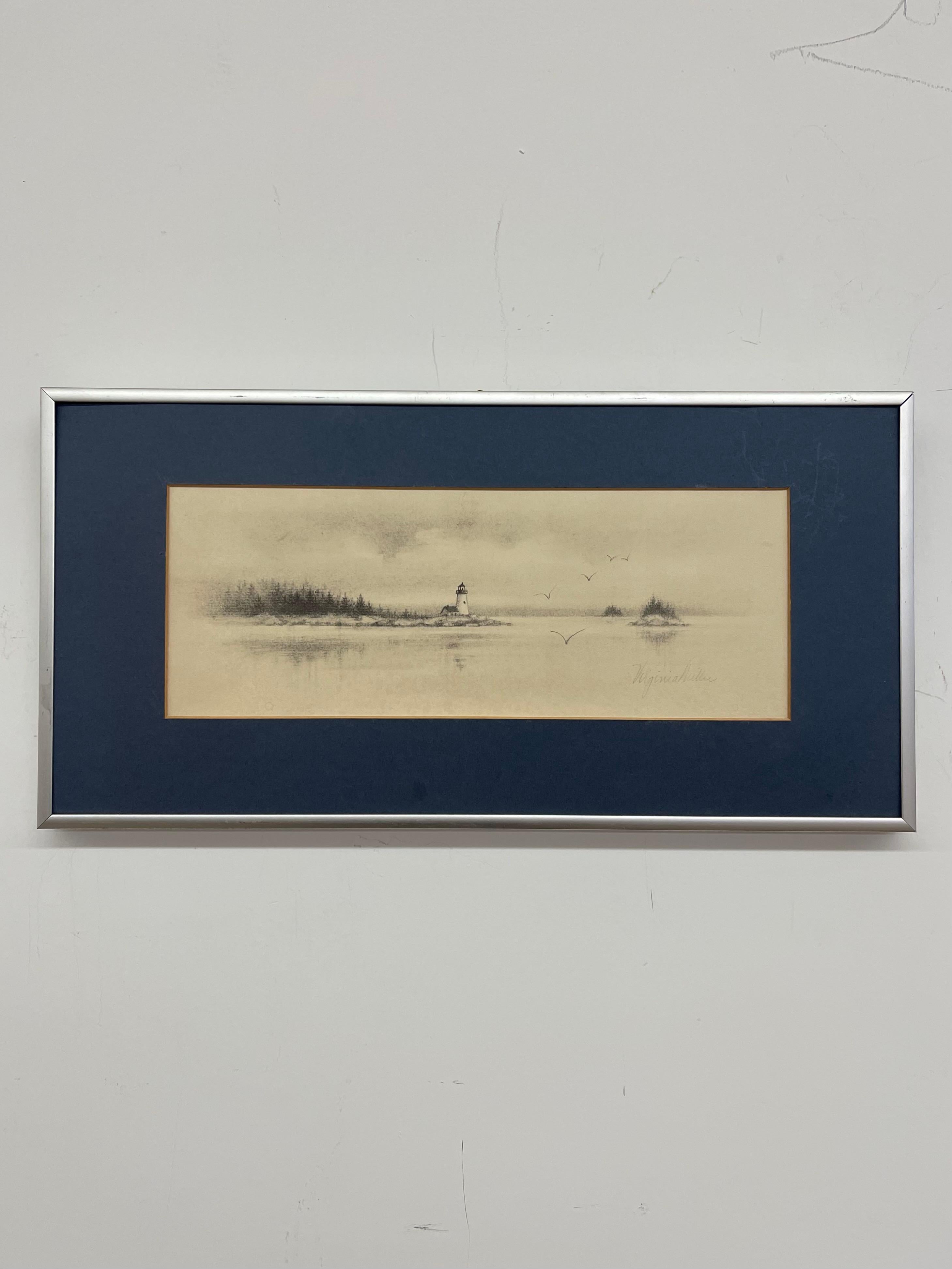  Eine ruhige und stimmungsvolle Küstenlithografie, mit Bleistift signiert von der Künstlerin Virginia Miller, herausgegeben von Jonah's Workshop aus Searsport, Maine. Die Komposition zeigt einen einsamen Leuchtturm, der sich über ruhigen