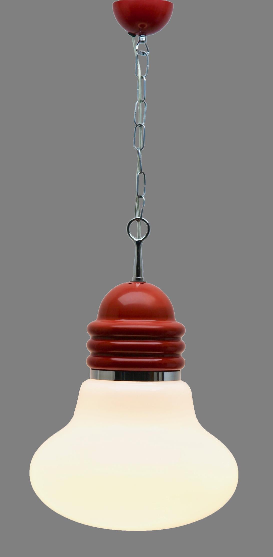 Opaque glass Art Deco pendant ceiling light with glass shade and 1 new fitting E27
This simple 'hanging' shape and reflects a soft light over a wide area.
Adjustable in height.
As service: We can adjust the lamp height for you in advance if needed.