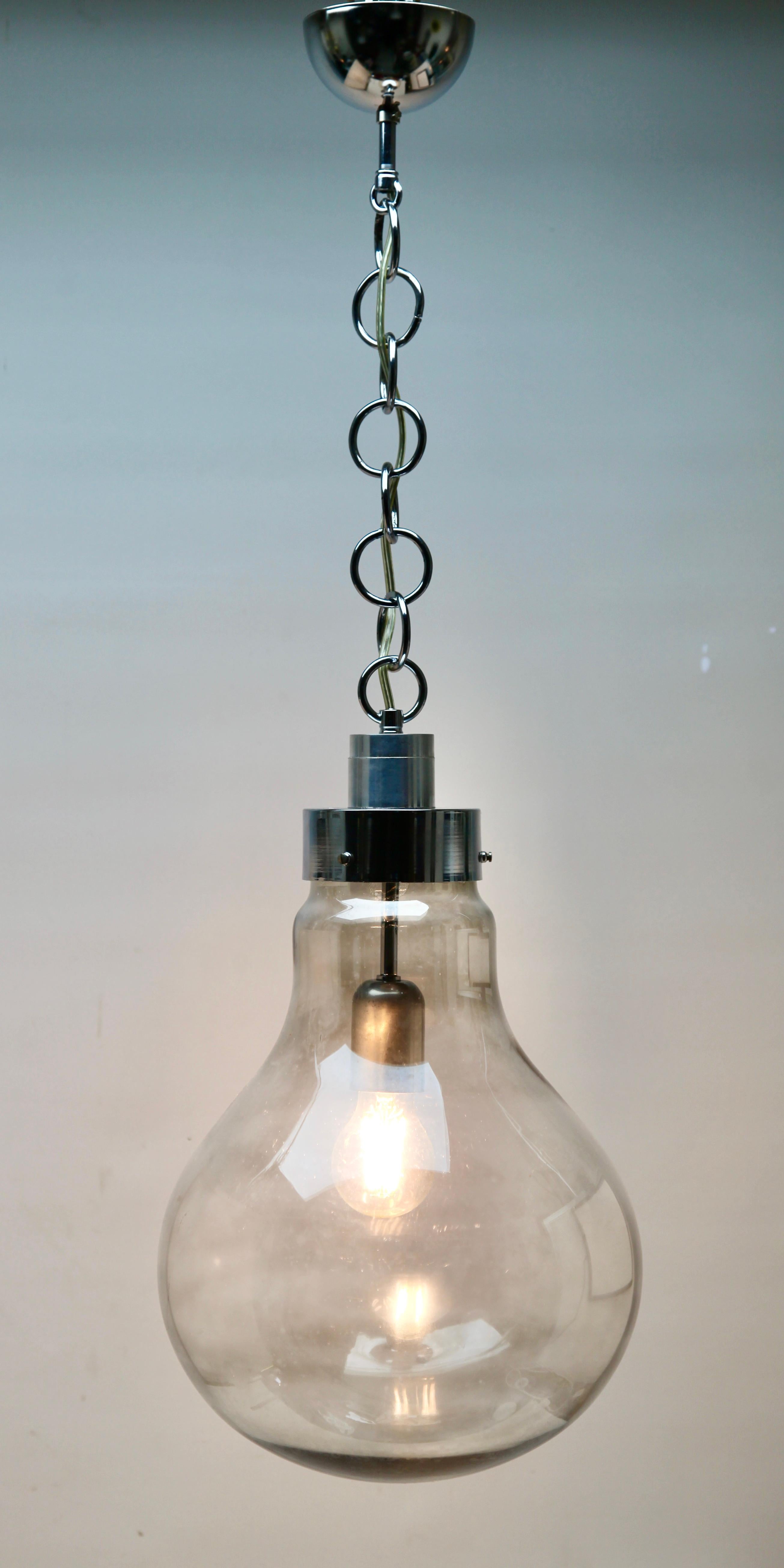 Plafonnier à suspension vintage en forme d'ampoule en verre fumé, années 1960 en vente 2