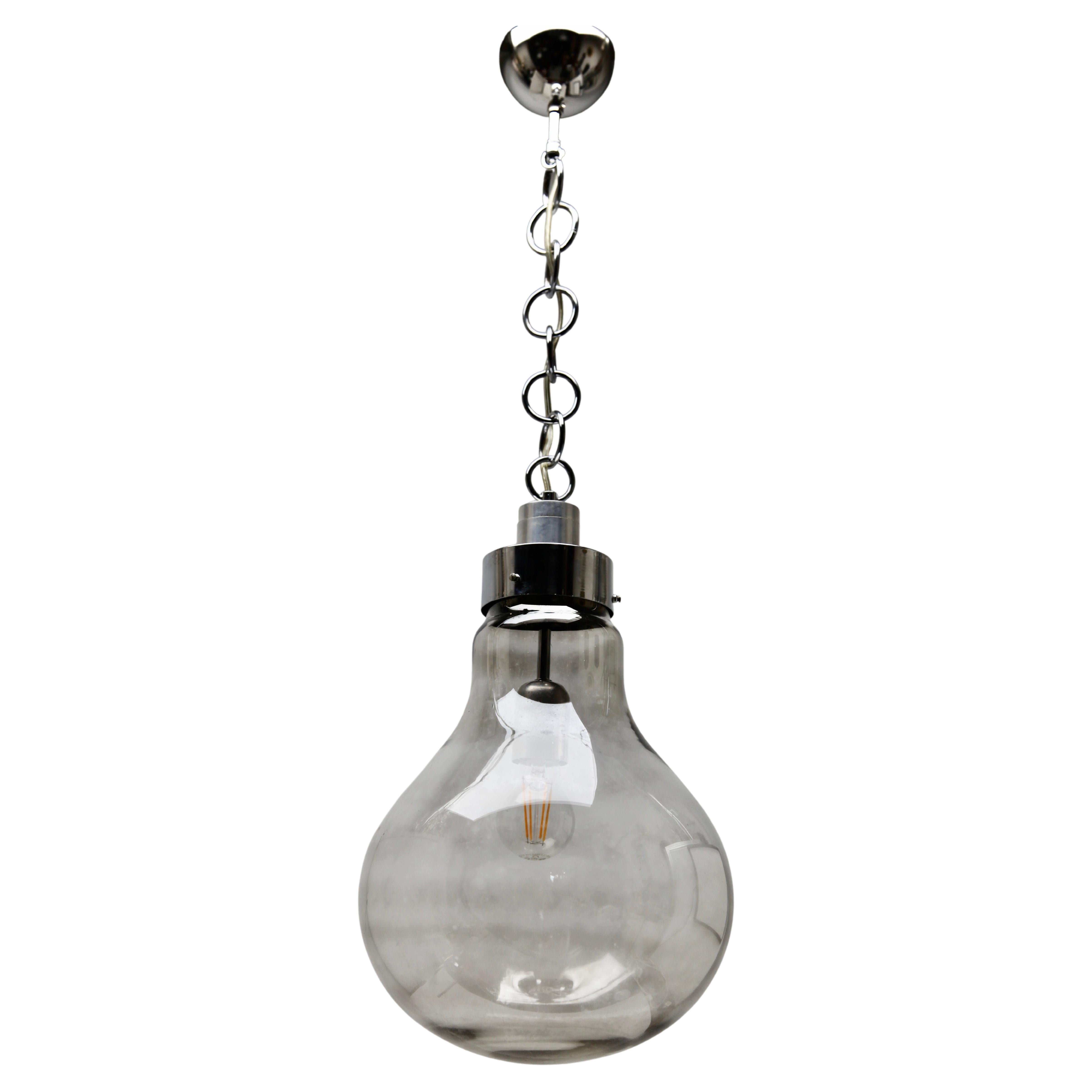 Plafonnier à suspension vintage en forme d'ampoule en verre fumé, années 1960 en vente