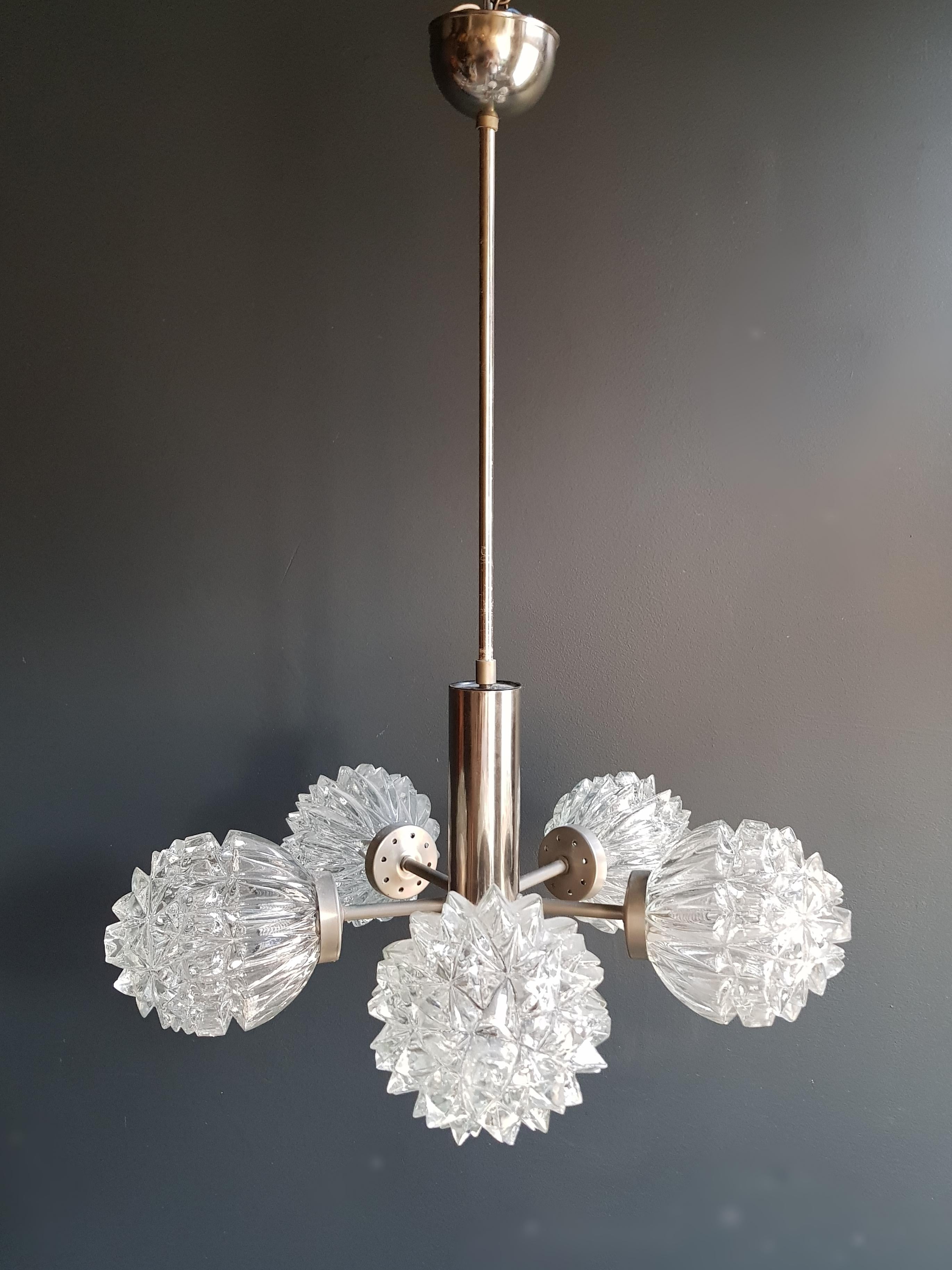 1970s Vintage Pendant Chandelier - Space Age UFO Atom Lamp in Chrome

Introducing a captivating vintage pendant chandelier that perfectly encapsulates the aesthetic of the 1970s Space Age. This chrome masterpiece takes inspiration from UFOs and atom
