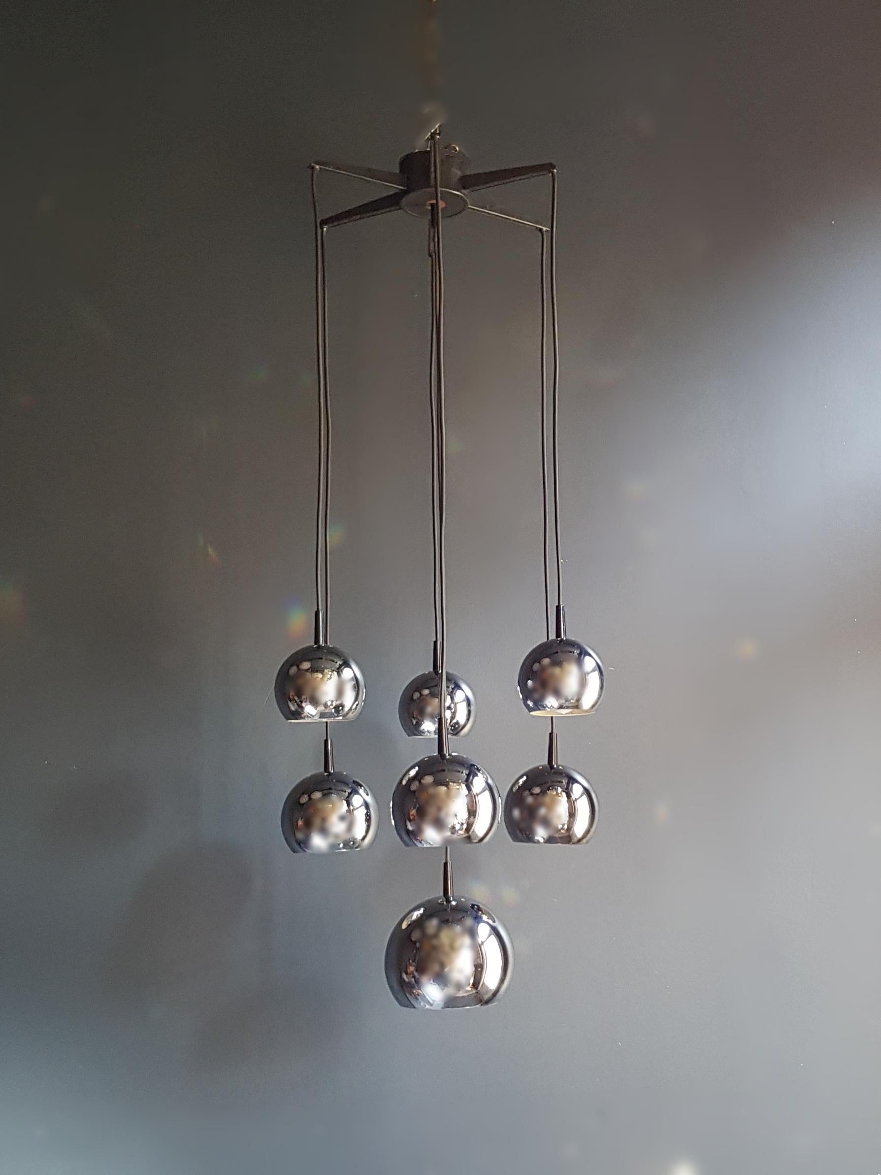 A piece of history: vintage pendant chandelier from the 1970s in space age design

Immerse yourself in a time when design and innovation went hand in hand. Our 1970s vintage pendant chandelier is a true gem of Space Age design, a stunning