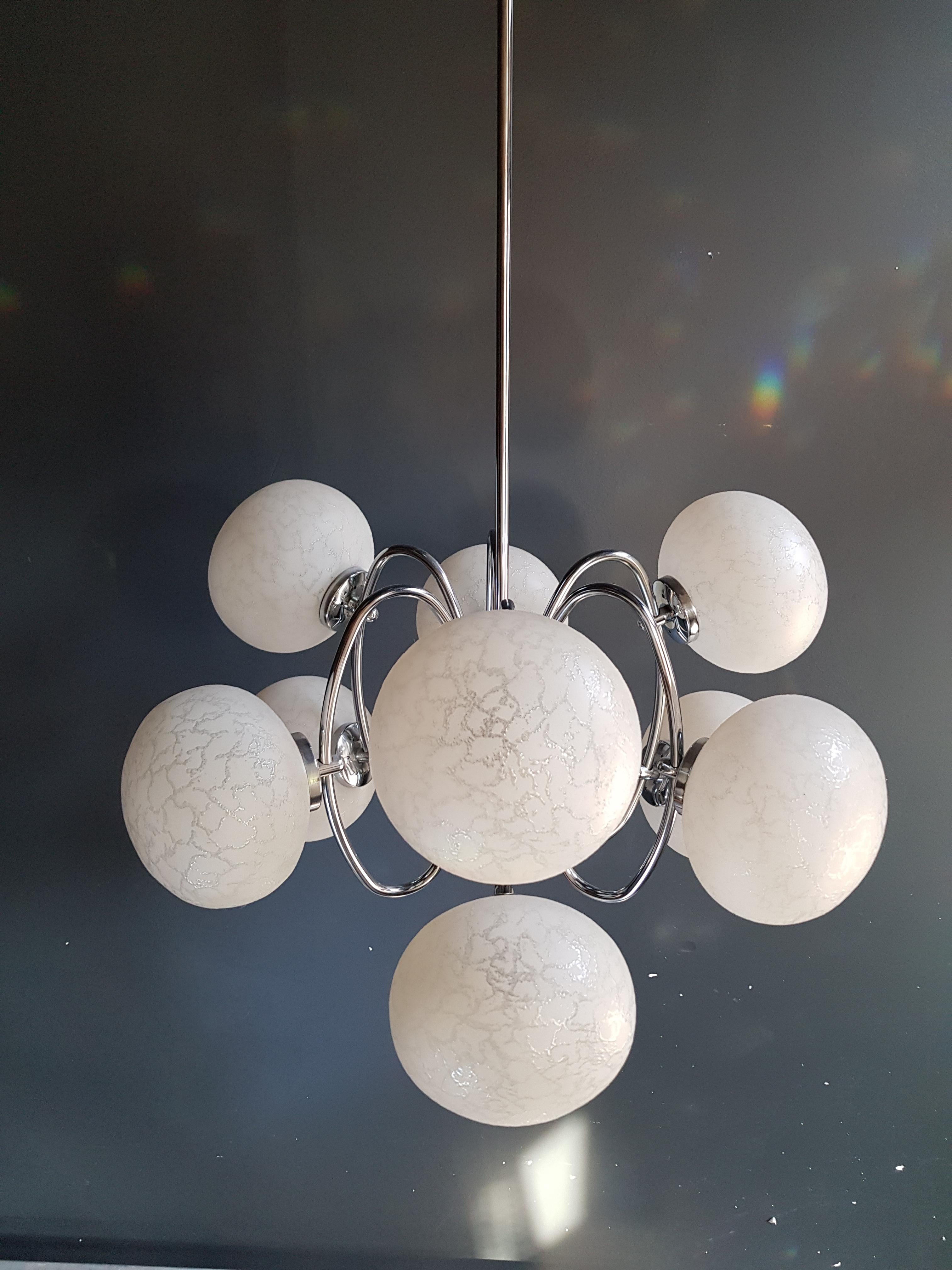 1970s Vintage Pendant Chandelier - White Chrome Space Age UFO Atom Lamp

Introducing a captivating vintage pendant chandelier that perfectly encapsulates the 1970s Space Age aesthetic. This white chrome masterpiece draws inspiration from UFOs and