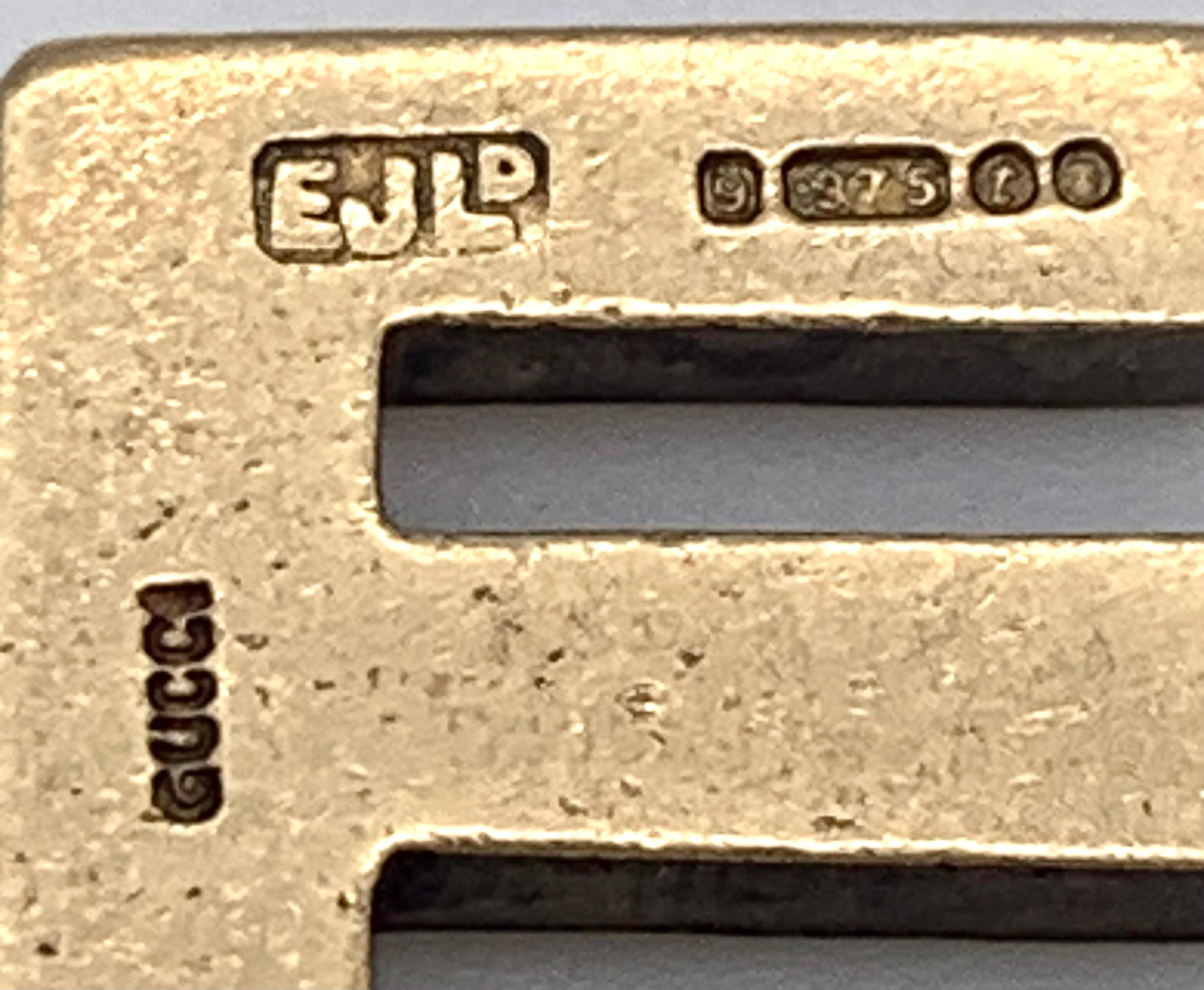 Dieser Anhänger wurde von Exquisite Jewellery für Gucci LTD hergestellt und ist mit der Herstellermarke EJ Ltd. versehen. Auch der Name Gucci hat sich eingeprägt. Der Anhänger wurde aus 9 Karat Gold gefertigt und ist auf der Rückseite mit britischen