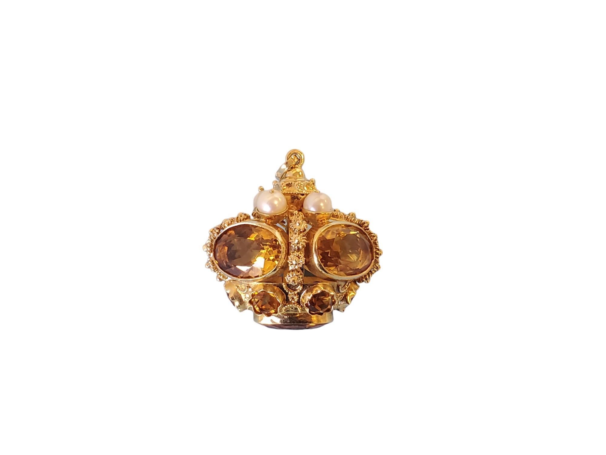 Listed ist ein 18k Gelbgold Vintage Krone Anhänger / Charm. Diese Krone ist mit schönen ovalen Citrin-Edelsteinen und Perlenakzenten versehen. Es ist in fantastischem Zustand und wiegt stolze 23,1 Gramm. Seine etwa 1,25 