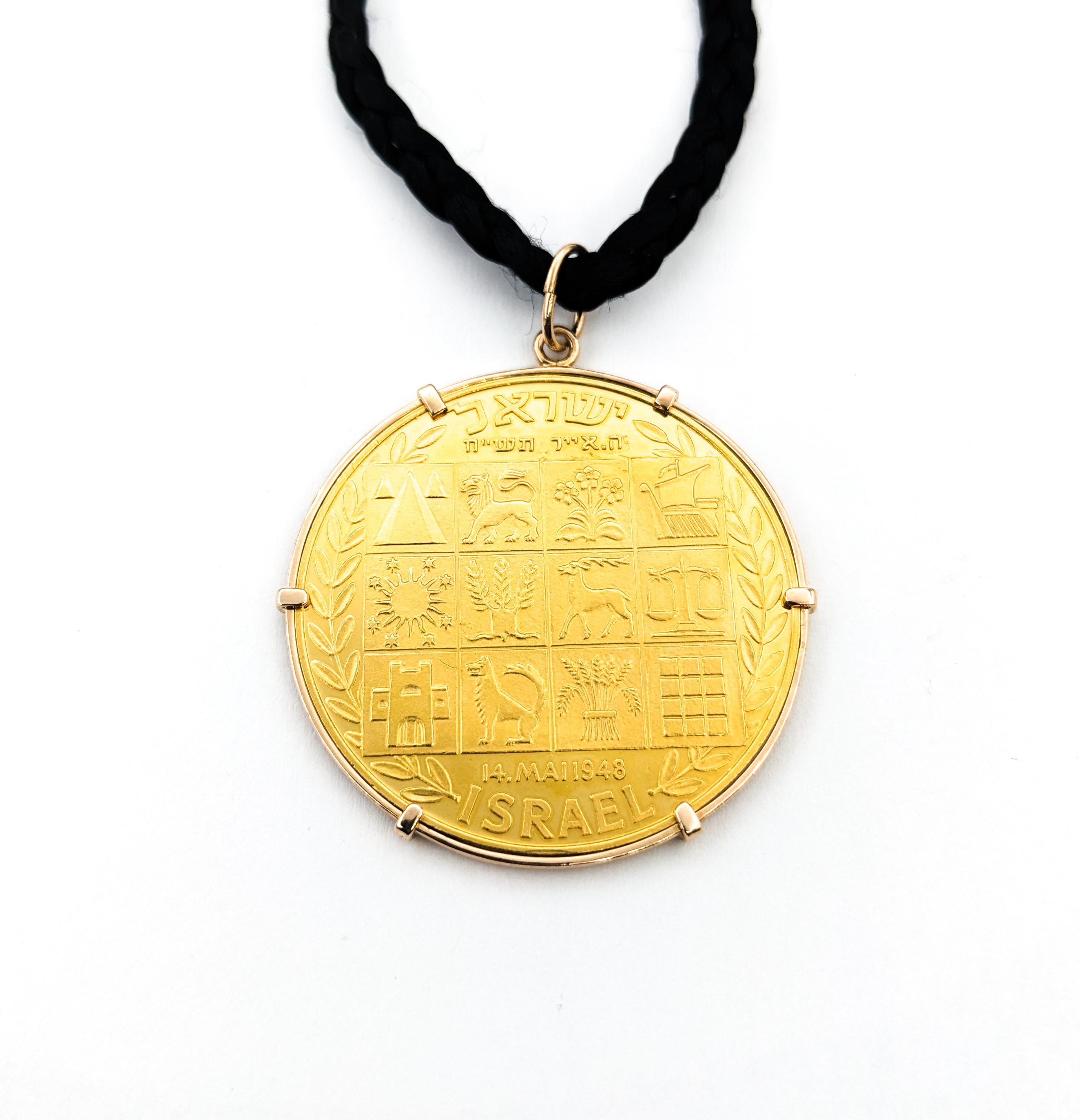Women's Vintage Pendant In 90% Gold For Sale