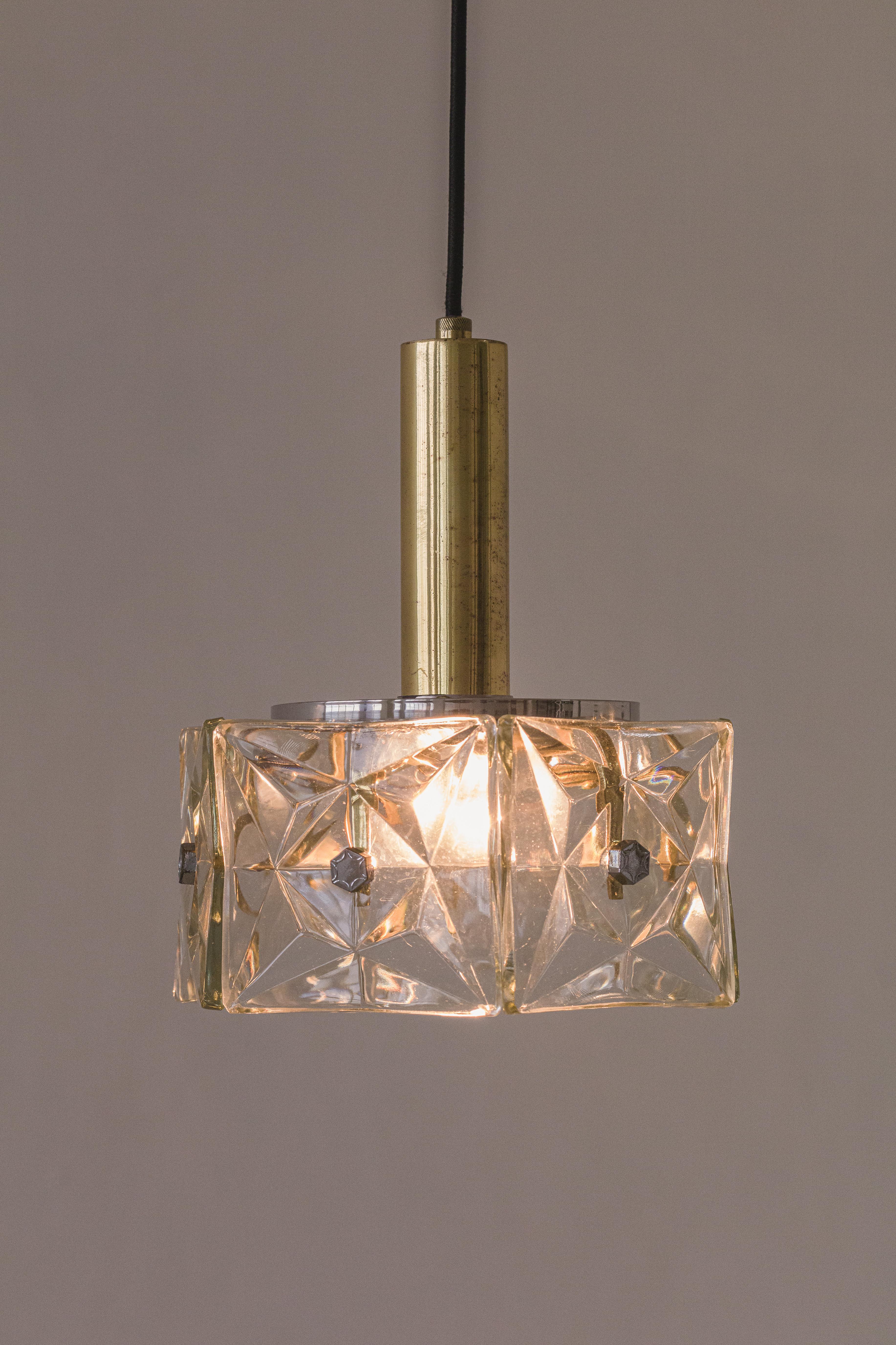 Lampe suspendue vintage par Lustres Pelotas, laiton et verre prismatique, Brésil années 1950 Bon état - En vente à New York, NY