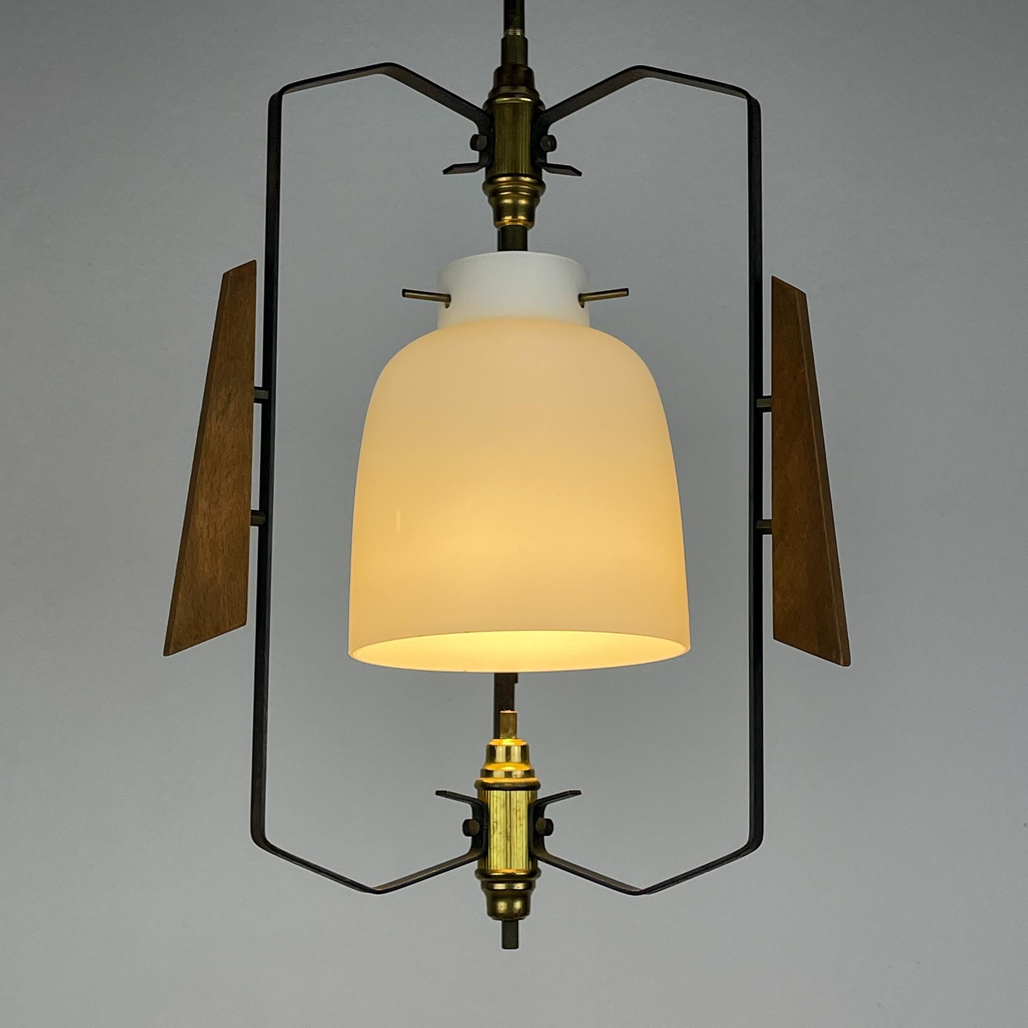 Italian mid-century design pendant lamp by Stilnovo from 1950s. Stilnovo manufacture from Italy, founded in 1946, is beacon in post-World War II Italian design, left an indelible mark on the world of lighting fixtures.

The lamp is in very good