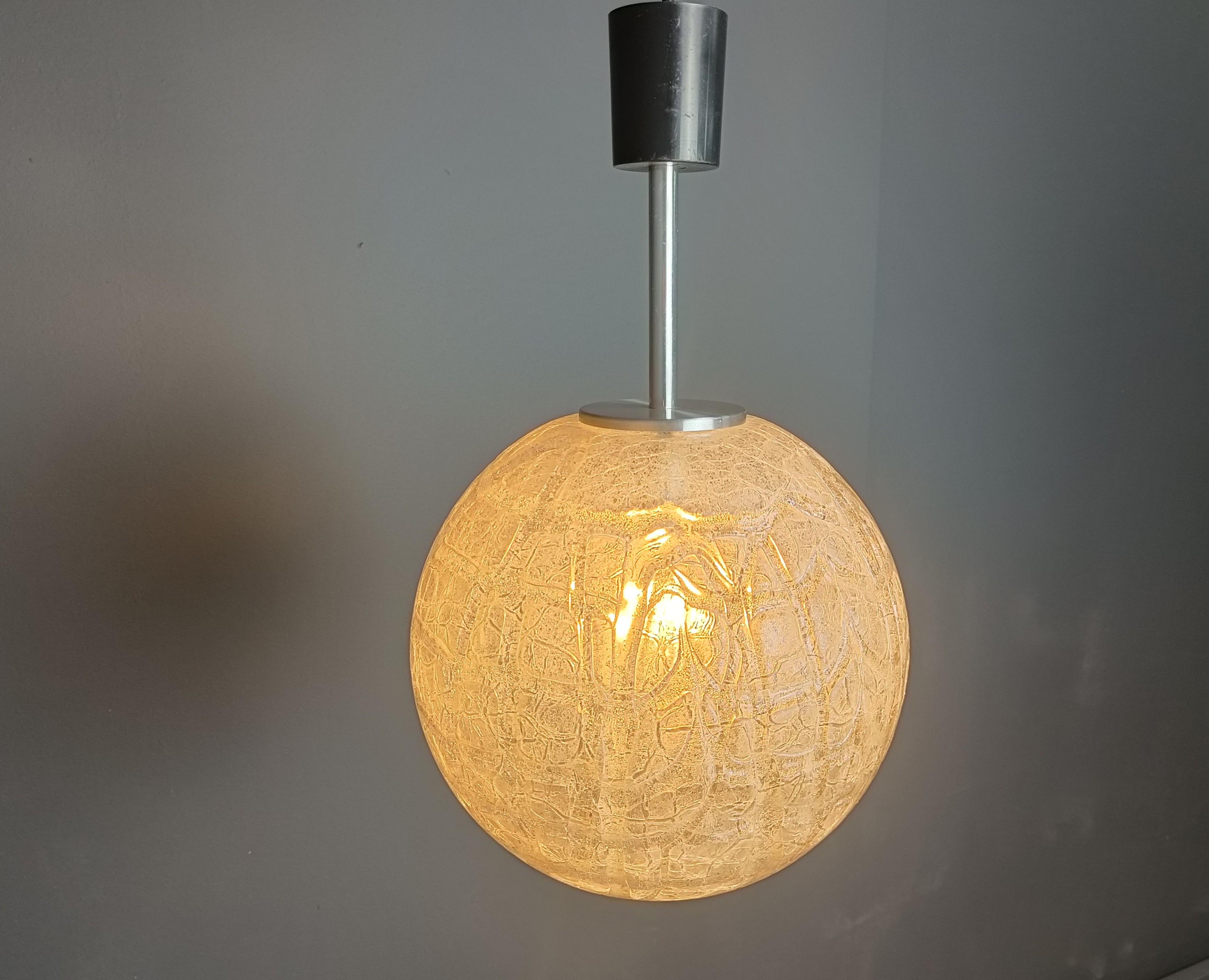 Bellissima lampada a sospensione a globo in vetro di Doria Leuchten.

Bellissimo paralume in vetro realizzato a mano

Anni '60 - Germania

Misure: 
Altezza: 65 cm
Diametro: 35 cm

Testato e pronto all'uso con una normale lampadina E27.

Rif.: