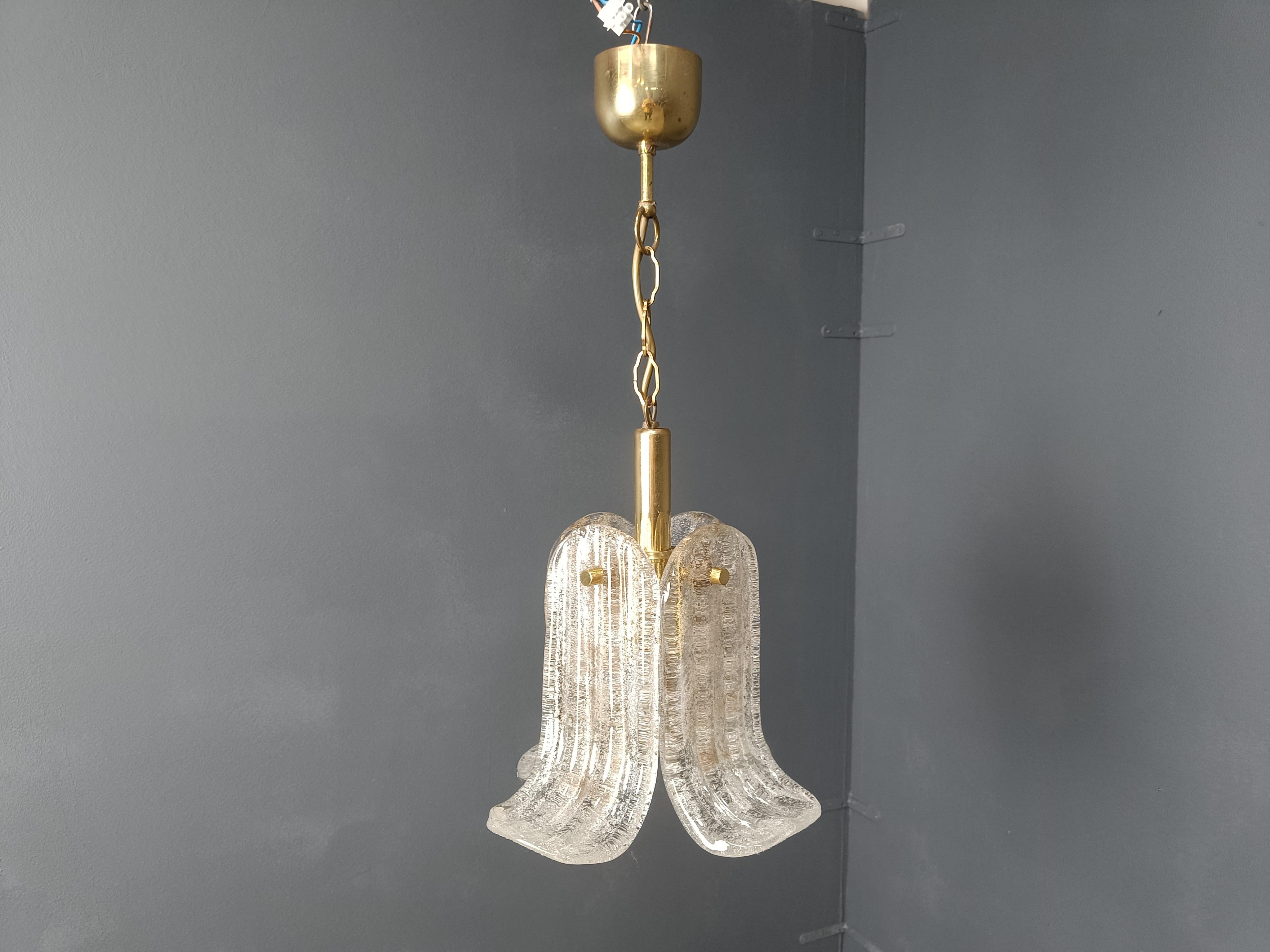 Lampada di metà secolo in ottone e vetro smerigliato di Glashutte Limburg. 

I bicchieri di forma splendida emettono una luce morbida e diffusa.

Anni '60 - Germania

testato e pronto all'uso con una normale lampadina E27.

Dimensioni:
Altezza: 57