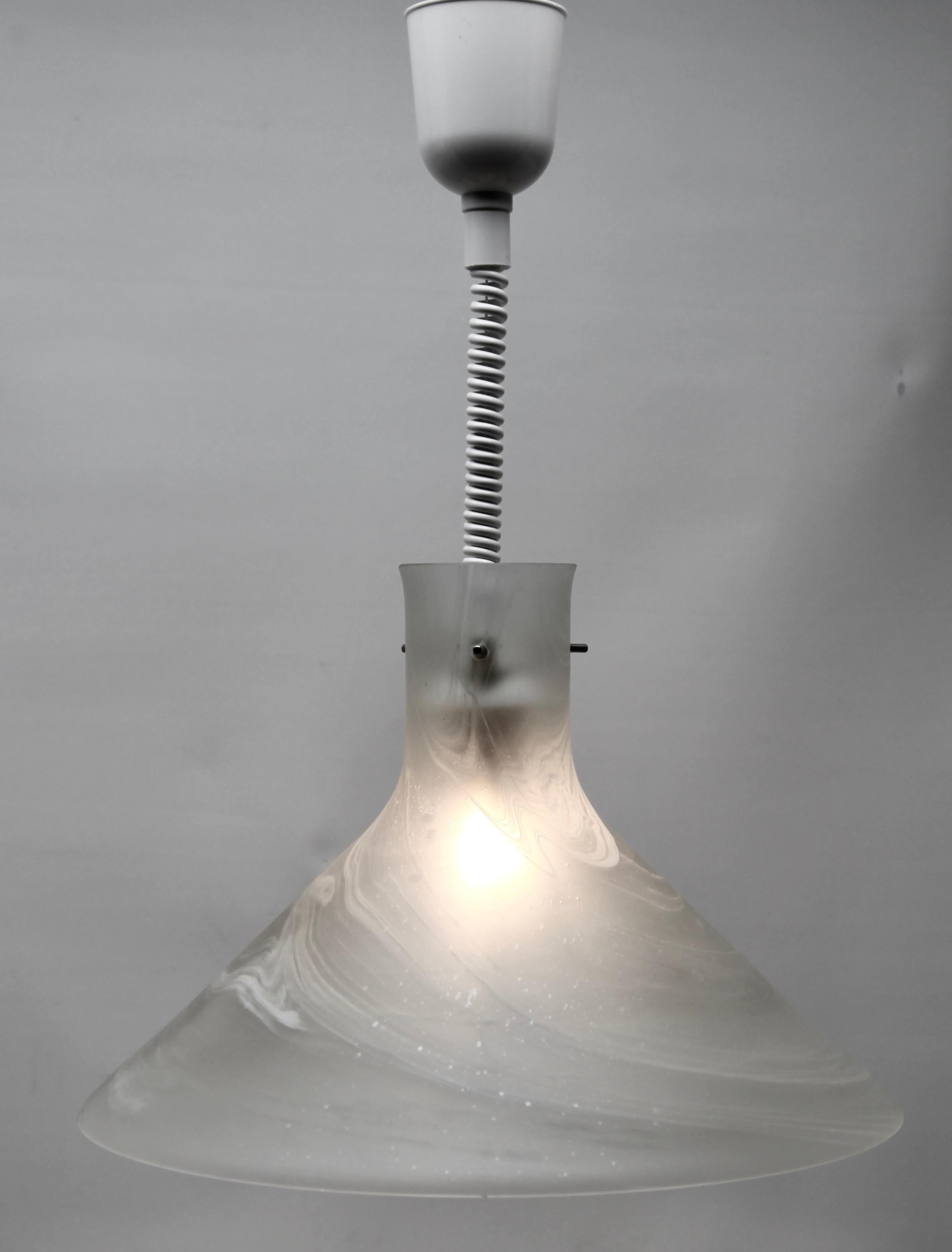 Lampada a sospensione vintage di Peill & Putzler, Germania. Questa lampada a sospensione centrale è realizzata in vetro soffiato pesantemente a mano, con nuvole vorticose di grigio e bianco che creano un'atmosfera brutalista, ed è dotata del