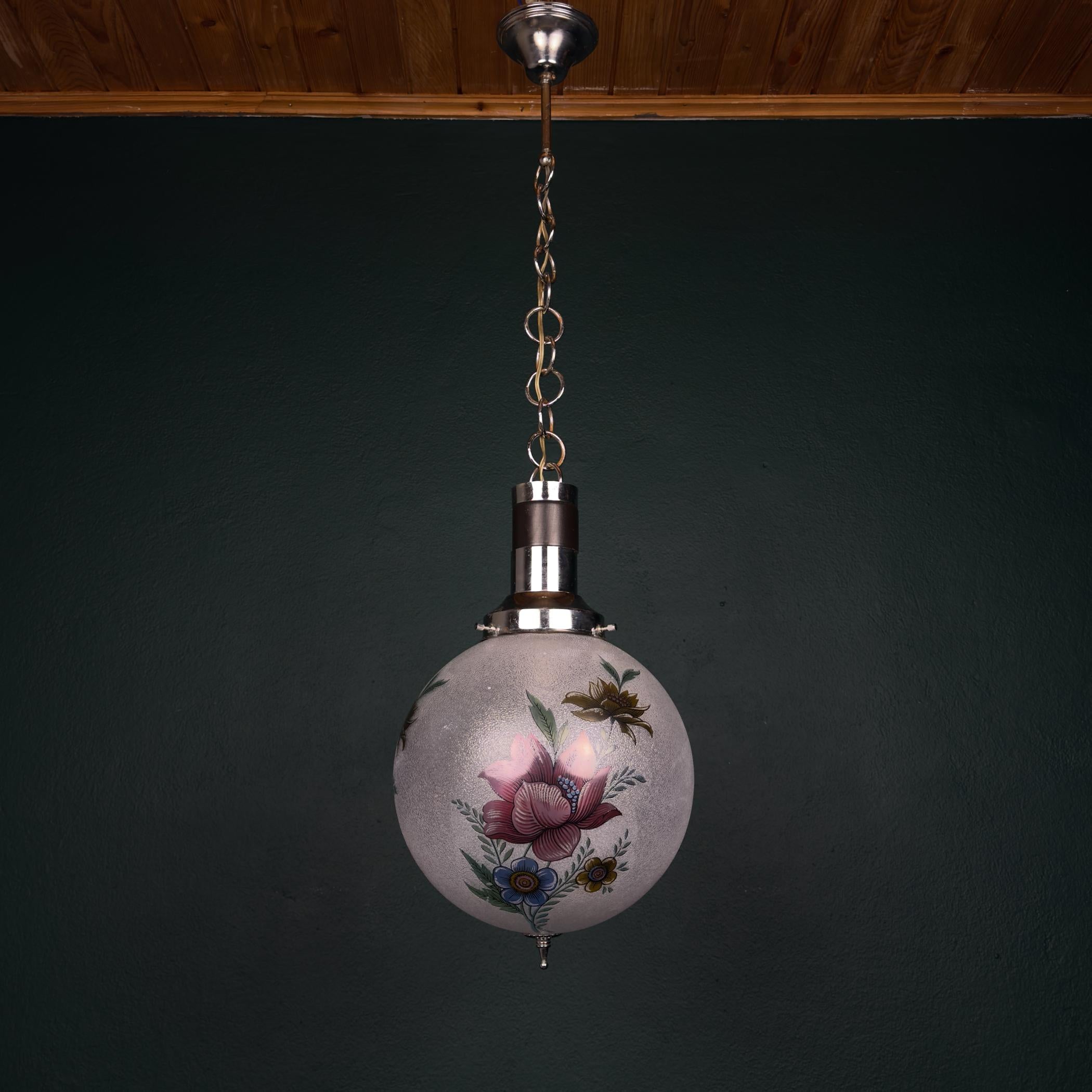 

Wunderschöne Vintage-Pendelleuchte, hergestellt in Italien in den 1960er Jahren.
Ungewöhnliche Malerei in Form von Blumen schafft eine Atmosphäre der Gemütlichkeit eines Landhauses.

Guter Vintage-Zustand. Die Lampe weist Gebrauchsspuren auf.