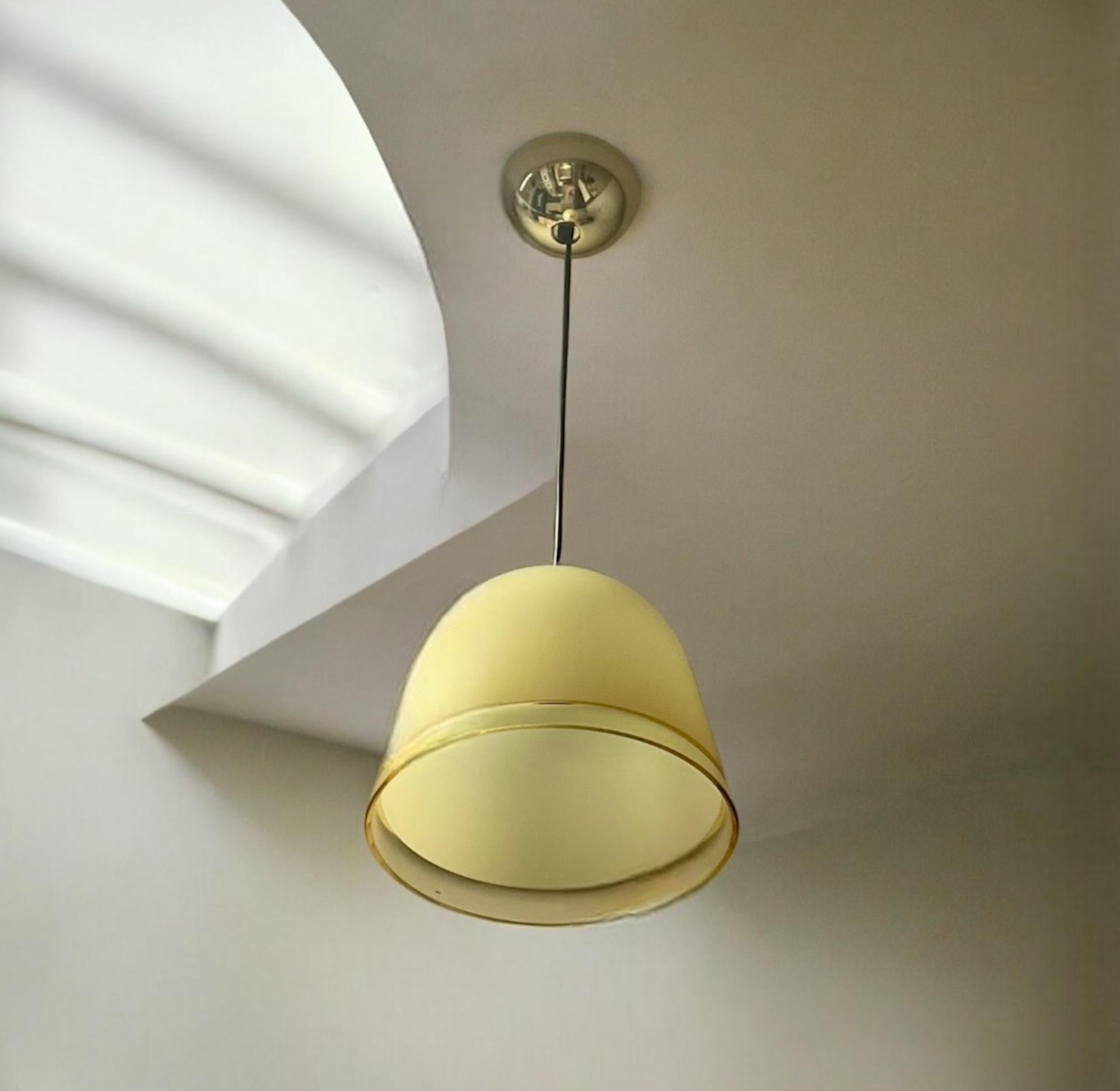 La lampe Guzzini Kuala 70s Lamp incarne l'élégance et l'esprit d'innovation du design italien des années 1970.

Produite par iGuzzini, cette lampe suspendue caractéristique a été disponible de la fin des années 1970 jusqu'au milieu des années 1980.