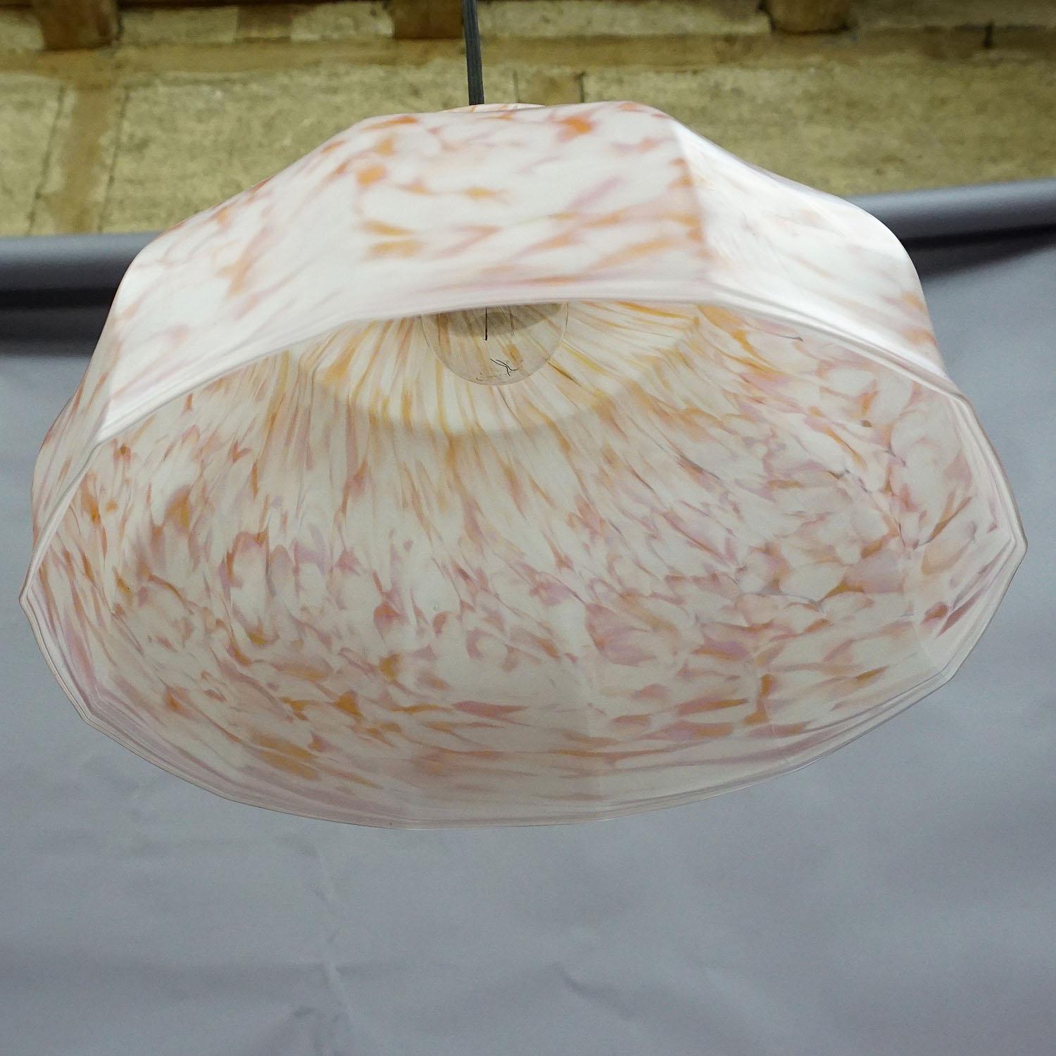 Bauhaus Lampada a sospensione vintage con paralume in vetro bianco e rosa antico, circa 1950 in vendita