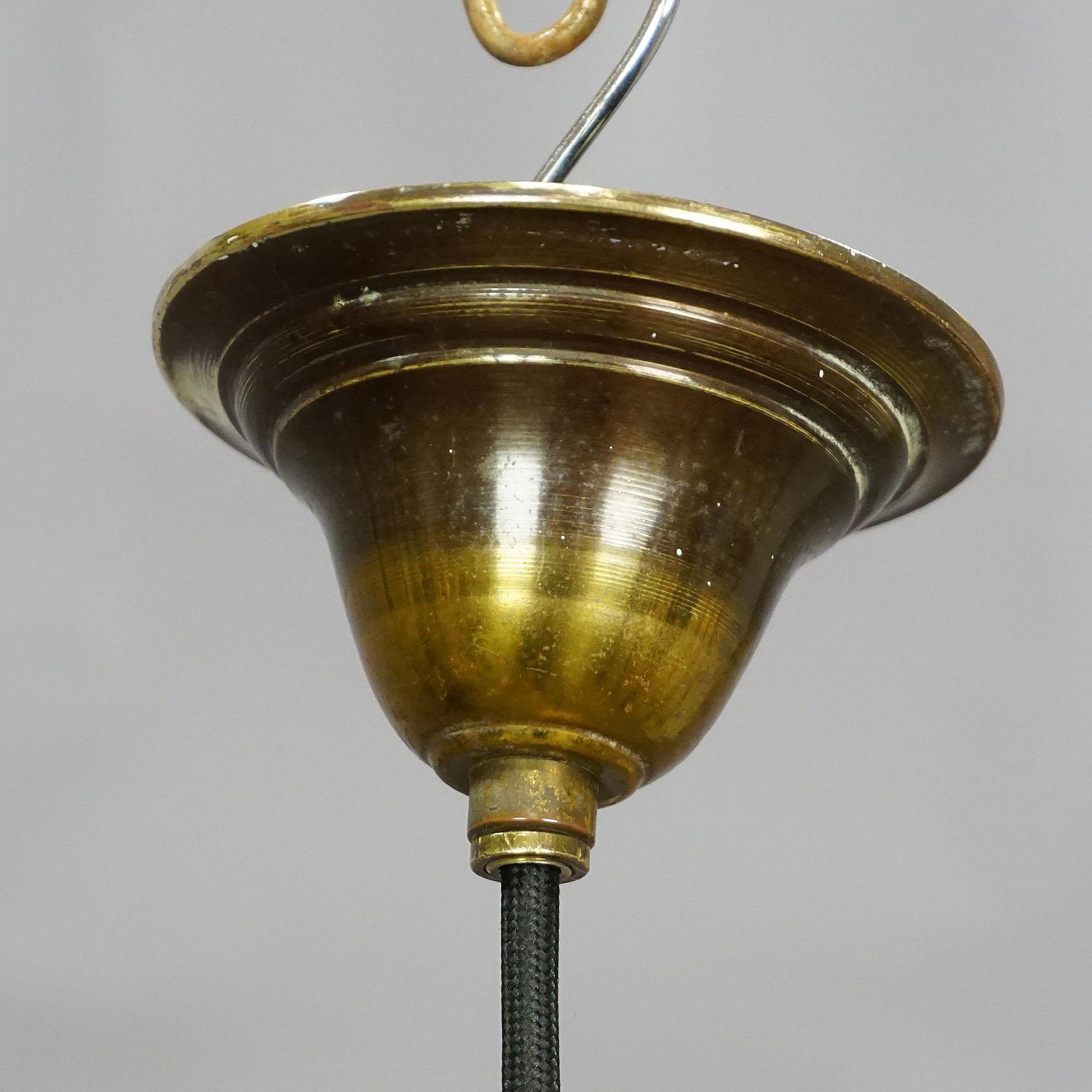 Lampada a sospensione vintage con paralume in vetro bianco e rosa antico, circa 1950 In condizioni buone in vendita a Berghuelen, DE