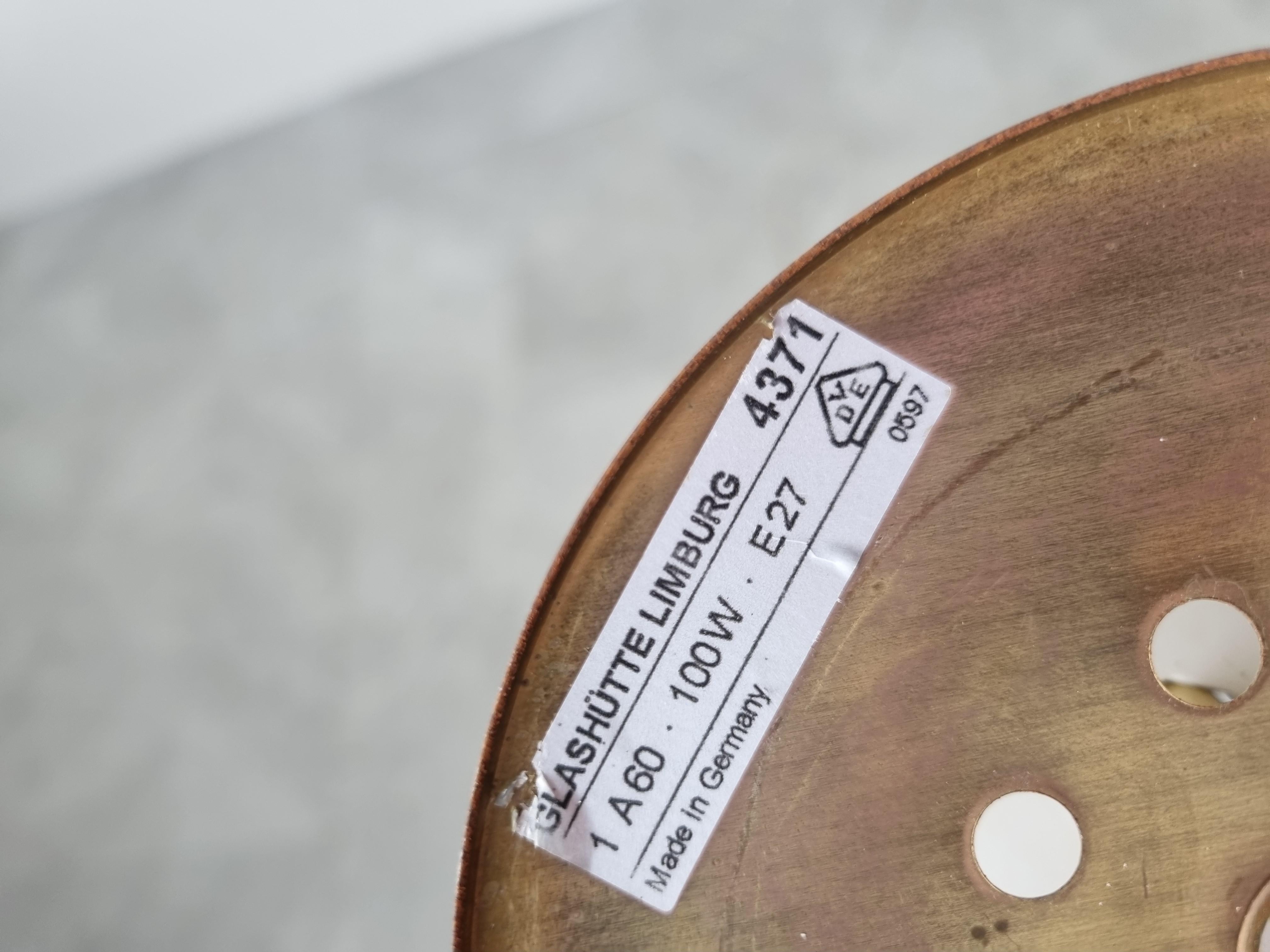 Lampade a sospensione in ottone e opalina di Glashutte Limburg.

I paralumi emettono una luce calda e accogliente e sono sostenuti da un supporto in ottone.

Può essere utilizzato in un corridoio o in una scala o sopra un bar, tutti in