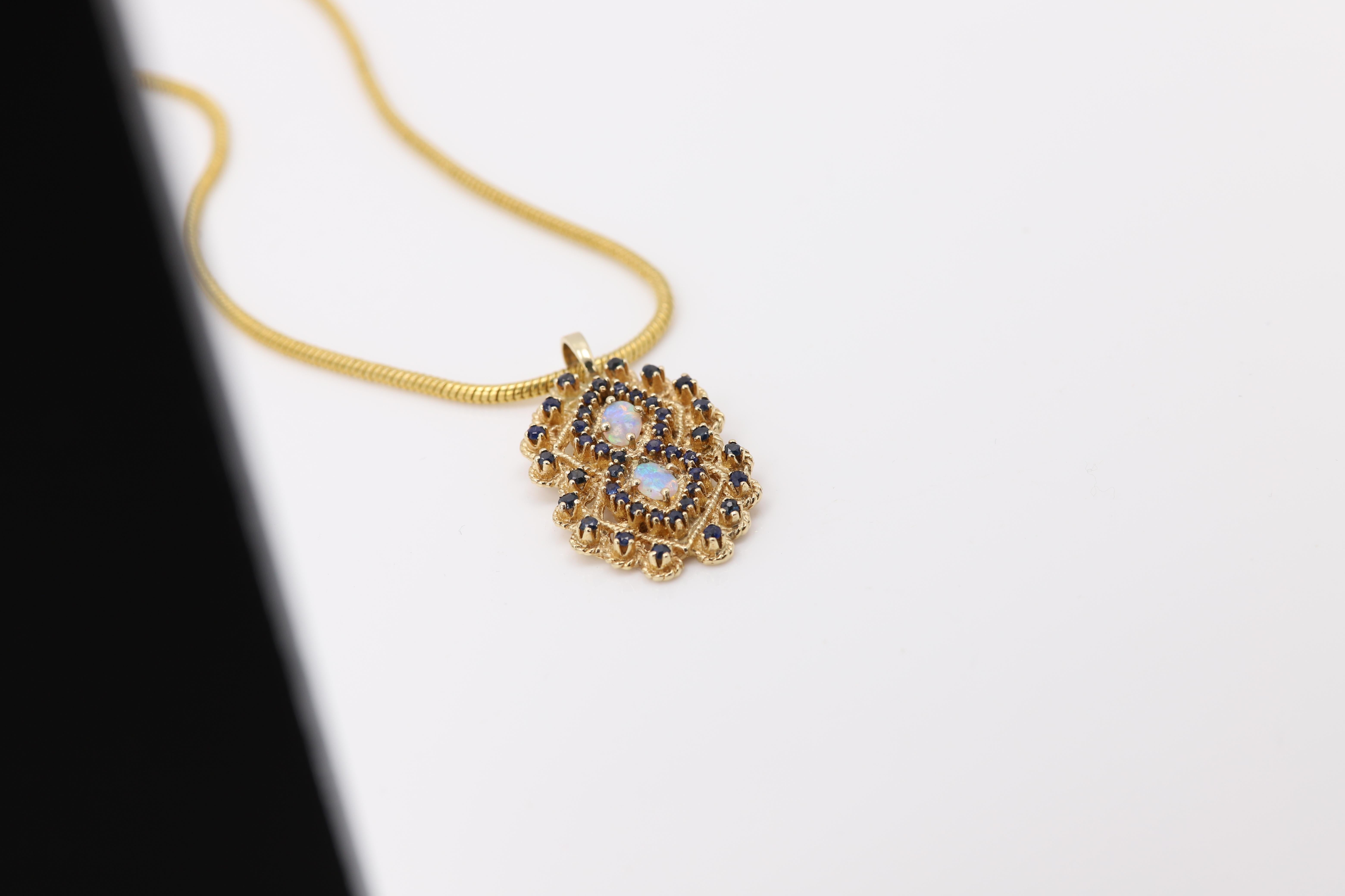 Women's or Men's Vintage pendant Necklace 14 Karat Natural Blue Sapphire and Opal Circa 1940 For Sale