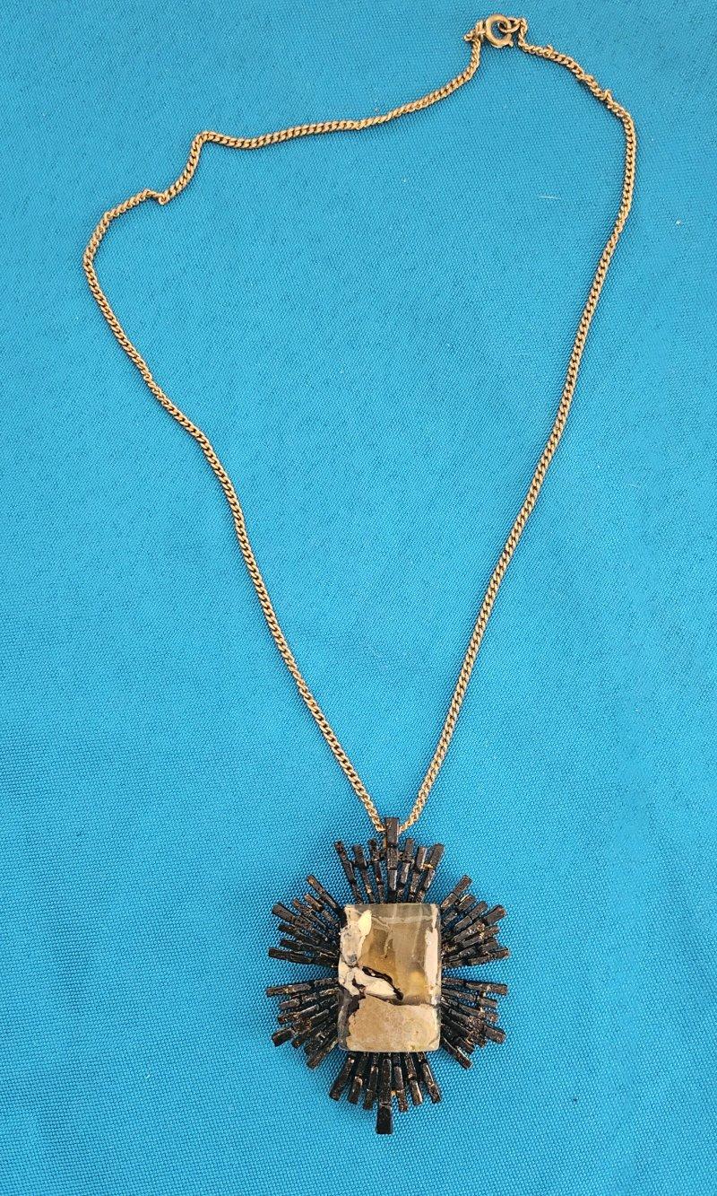 Vintage Pendant Necklace/Medallion/Statement Piece w/ Semiprecious Stone Brutalista en venta