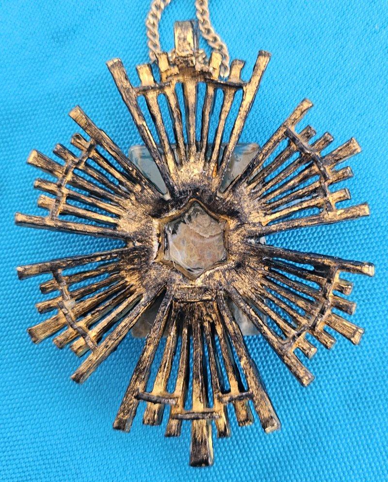 Vintage Pendant Necklace/Medallion/Statement Piece w/ Semiprecious Stone Metal en venta