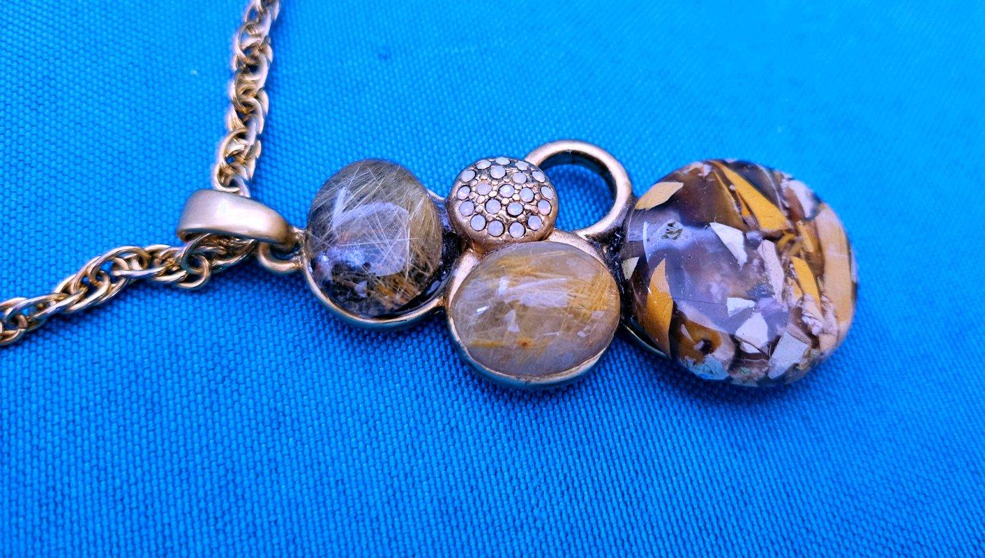 Collana con ciondolo vintage e pietre semipreziose multiple in vendita 2