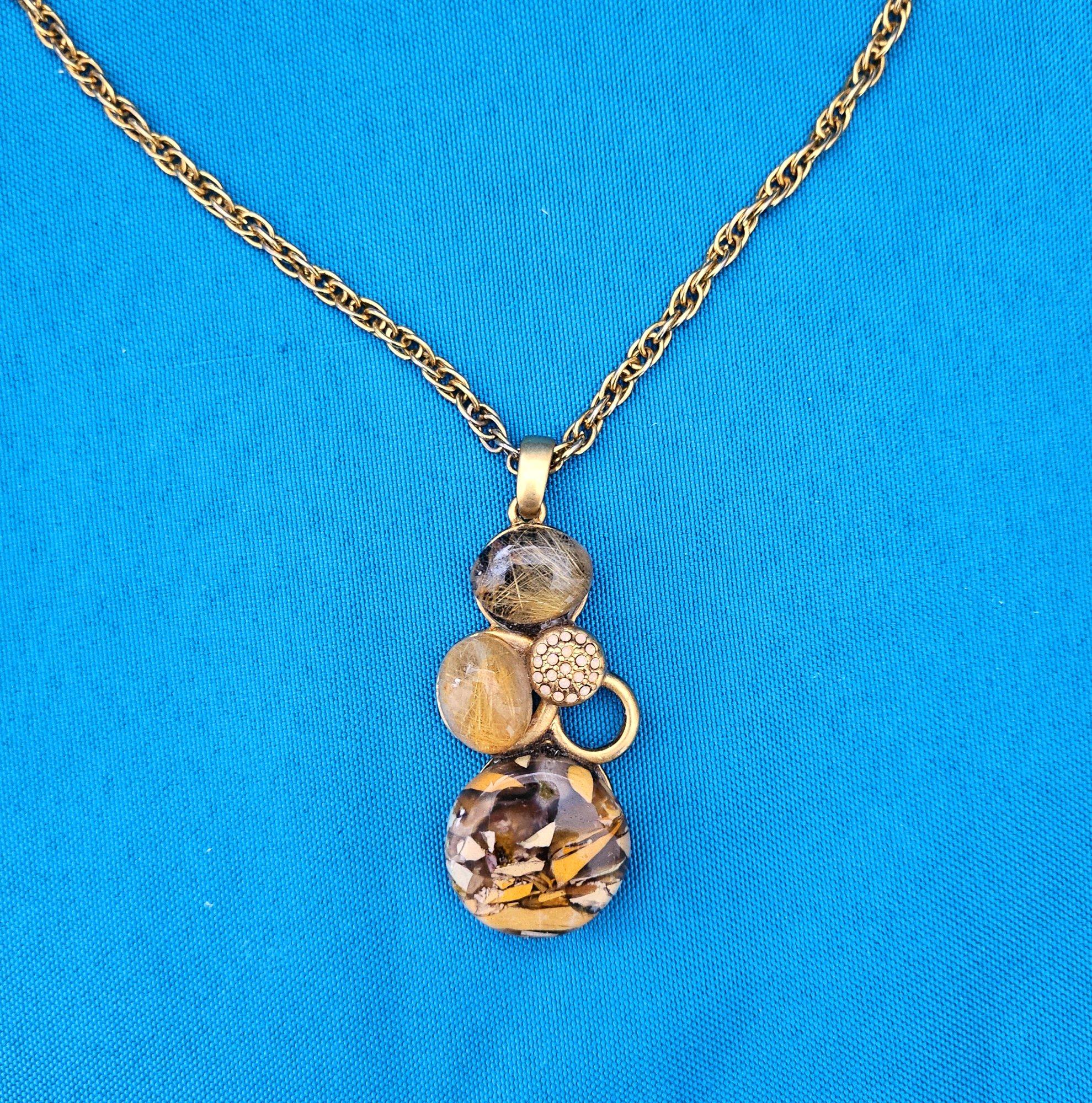 Sconosciuto Collana con ciondolo vintage e pietre semipreziose multiple in vendita