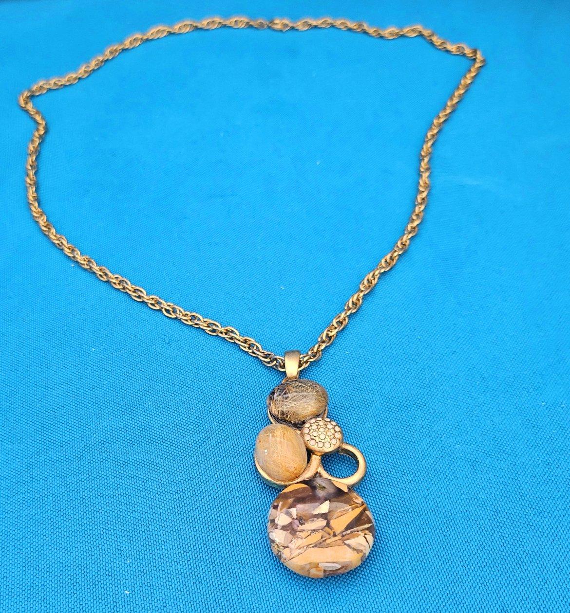 Metallo Collana con ciondolo vintage e pietre semipreziose multiple in vendita