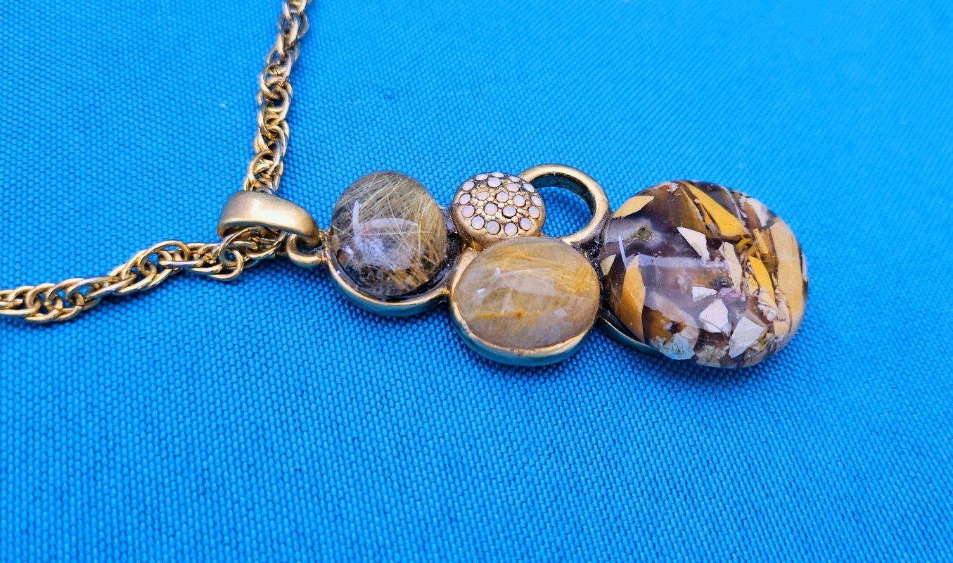Collana con ciondolo vintage e pietre semipreziose multiple in vendita 1