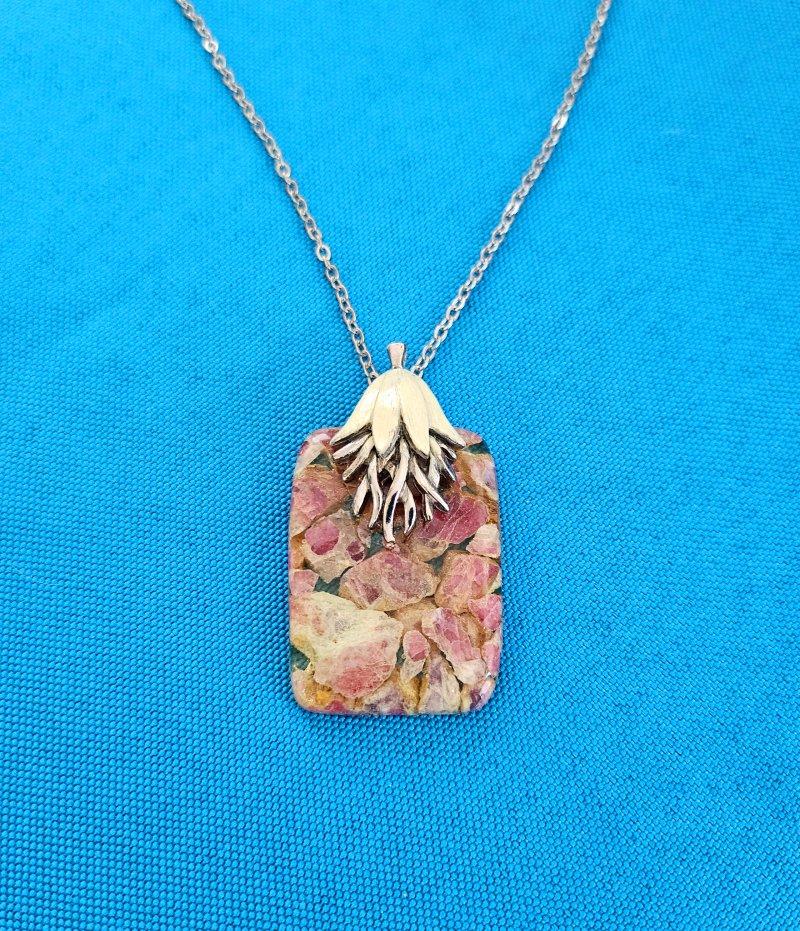 Vintage Pendant Necklace with Semiprecious Stone Pink, Tan, Cream, Mauve, Clear, Silvertone
This is a unique, beautiful pendant!   On a silvertone chain.
IMPORTANT INFORMATION FOLLOWS; PLEASE READ THE BELOW IN ITS ENTIRETY.
ABOUT OUR