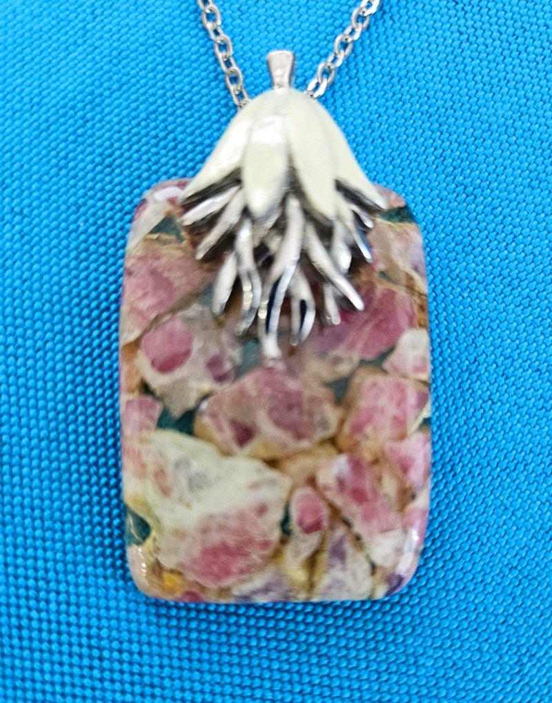 Mid-Century Modern Vintage Pendant Necklace with Semiprecious Stone Pink, Tan, Cream, Mauve, Clear For Sale
