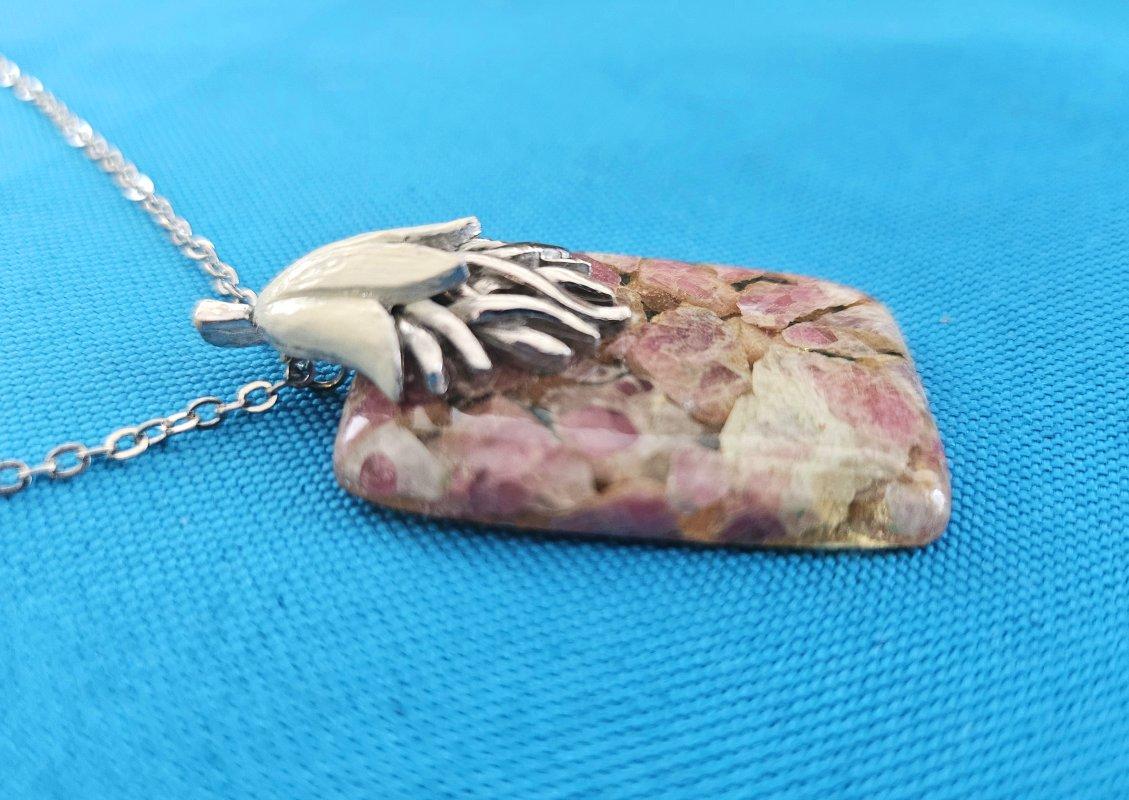 Unknown Vintage Pendant Necklace with Semiprecious Stone Pink, Tan, Cream, Mauve, Clear For Sale