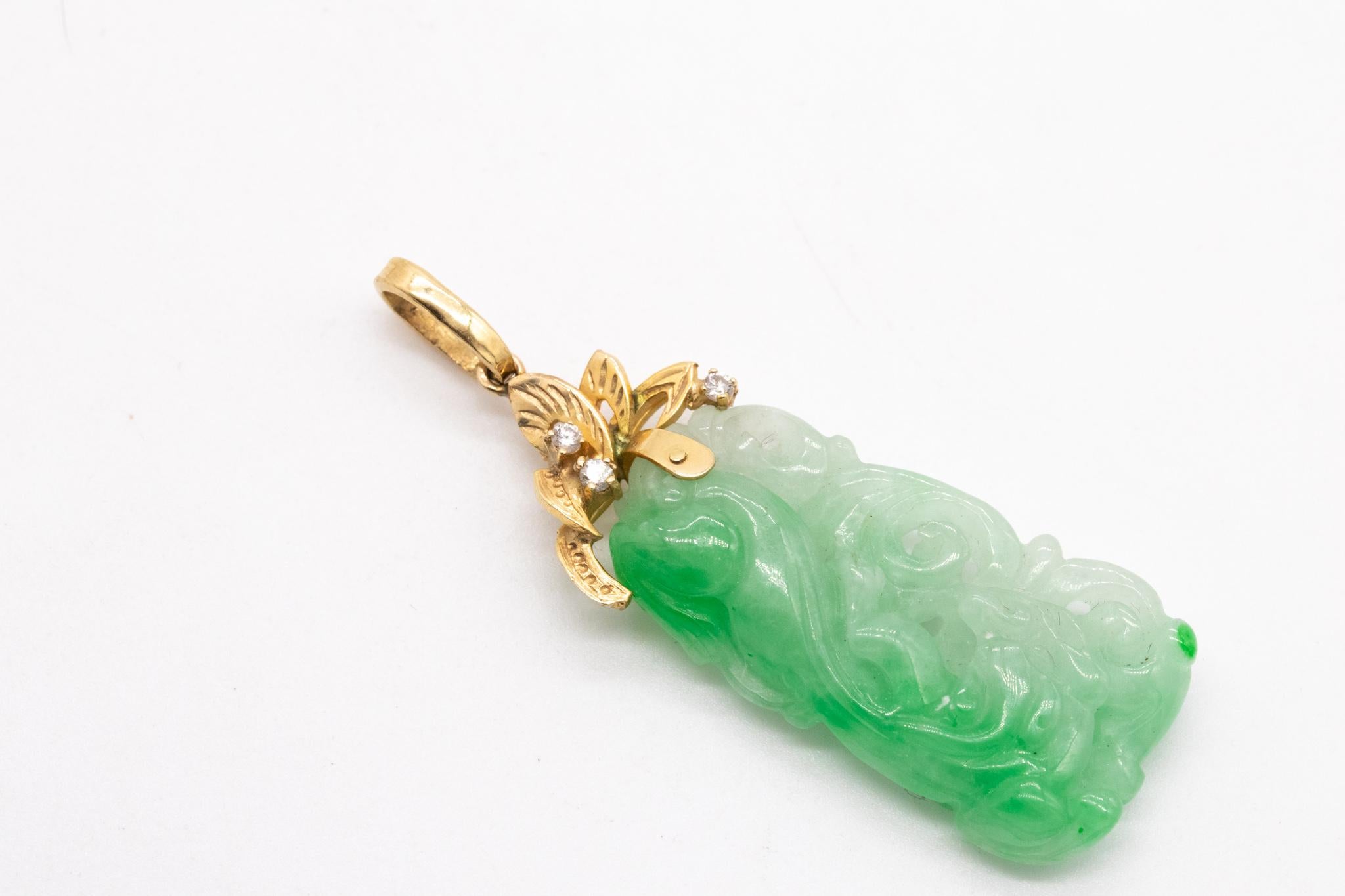Vintage Pendant with Organic Motifs in 18kt Gold with 23.06cts in Jade Diamonds For Sale 1