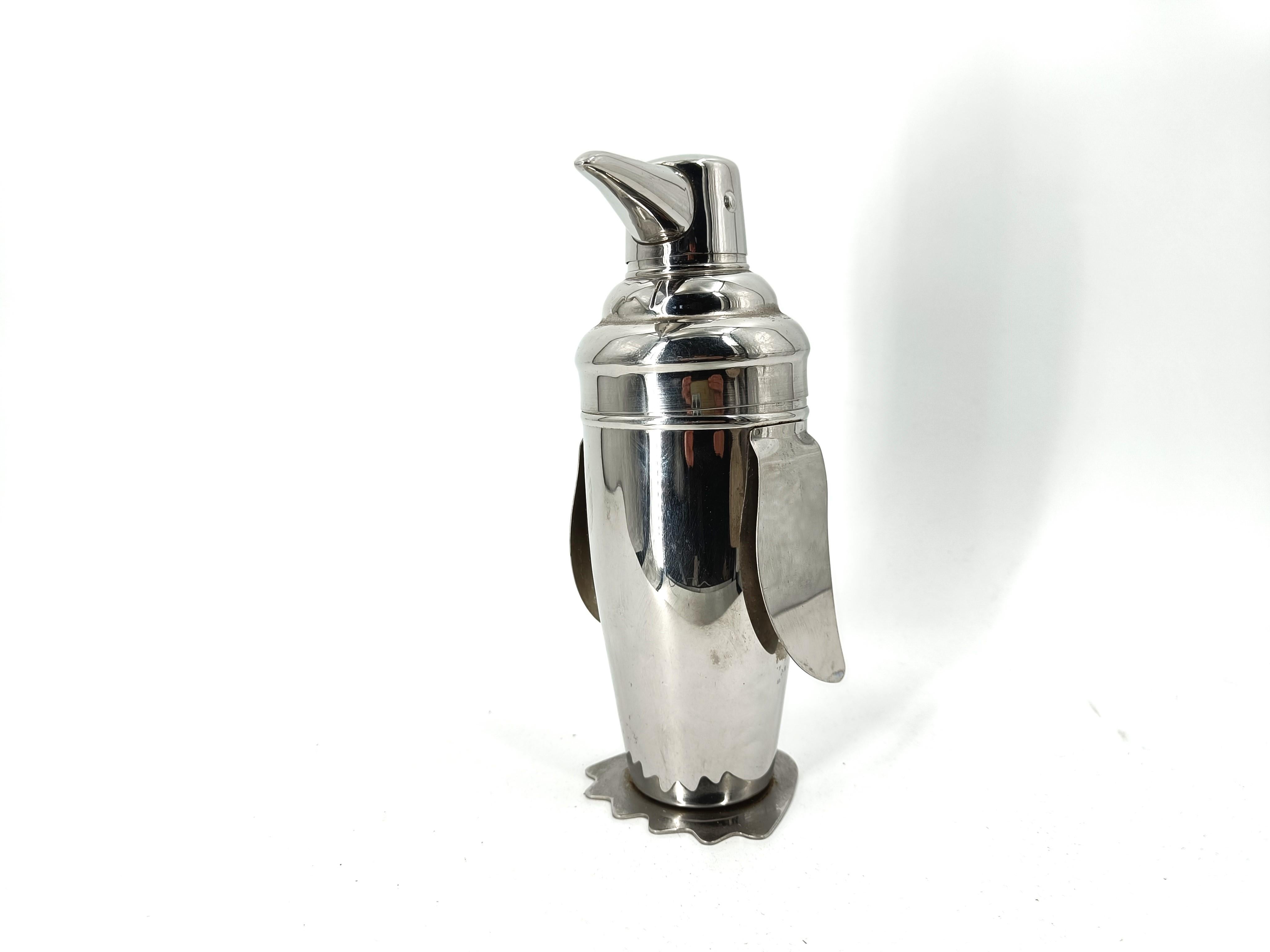Art deco inspired Penguin shaped coktail shaker.

Very good condition

Height: 25cm
Width x depth: 13cm

1970s - Belgium

Ref.: 24102201