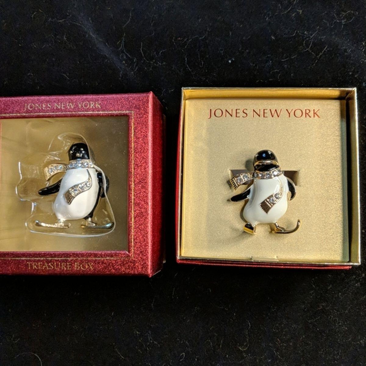 Einfach wundervoll! Pinguine mit frecher Persönlichkeit! Vintage Jones New York Penguin Emaille und Kristall Brosche Pin und Penguin Treasure Box. Pinguin-Brosche misst ca. 1,5