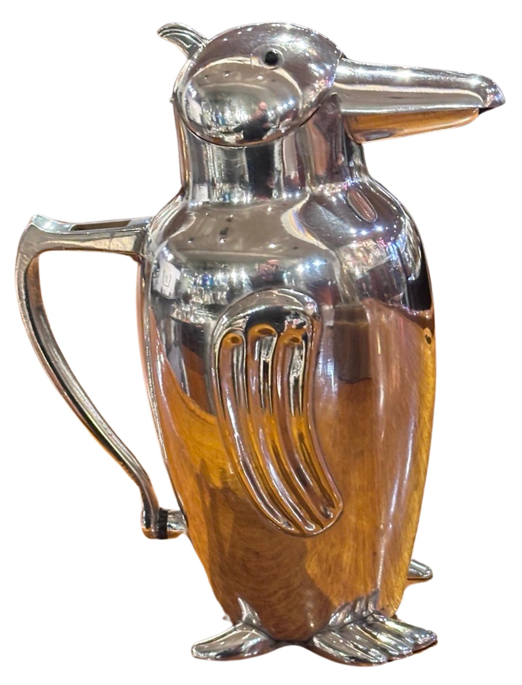 Shakers à cocktail vintage avec figurine de pingouin Art Deco. Ce shaker ou pichet à cocktail vintage unique en forme de pingouin, conçu à l'origine en Italie, est très recherché.  Il présente des détails exquis, notamment un motif nervuré sur les