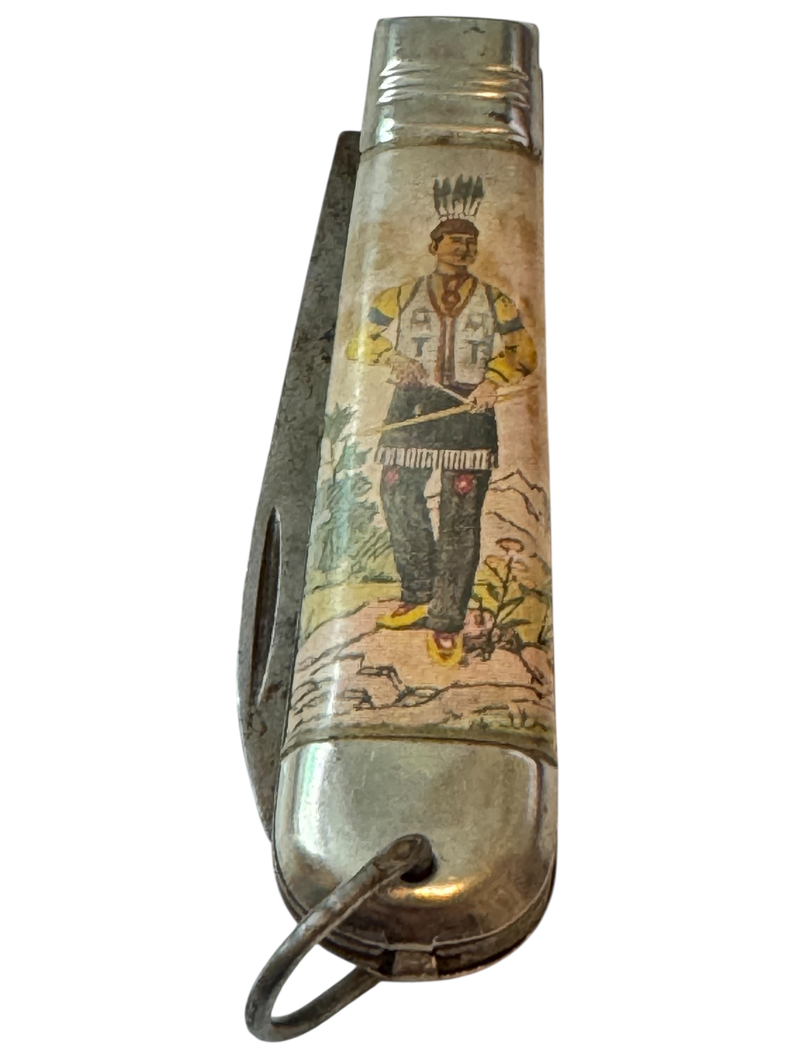 Ofrecemos una pequeña navaja de bolsillo de recuerdo de la década de 1950 o anterior producida para conmemorar a los indios americanos. El estado general es muy bueno, con escamas de celuloide y hoja de acero, estudia todas las fotos para orientarte
