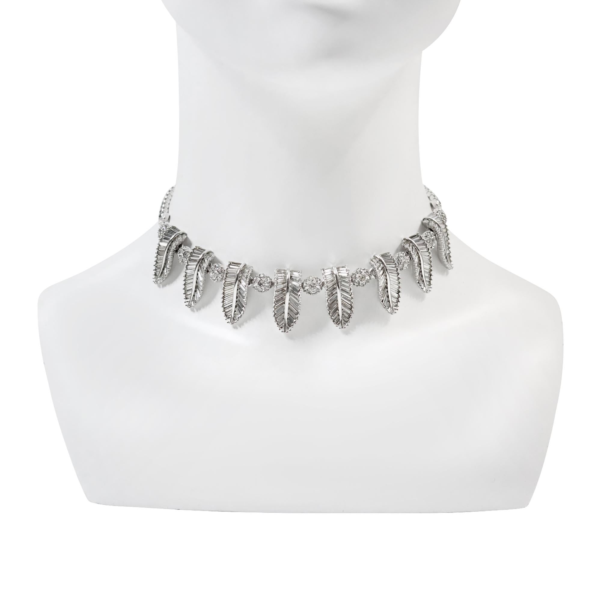 Gargantilla Art Decó Vintage Pennino Baguette and Pave Circa 1960s. Este es un precioso collar gargantilla de Pennino. Fabricaban objetos tan magníficos, que daban la ilusión de ser joyas finas. Su diseño recuerda a un parquet parisino con