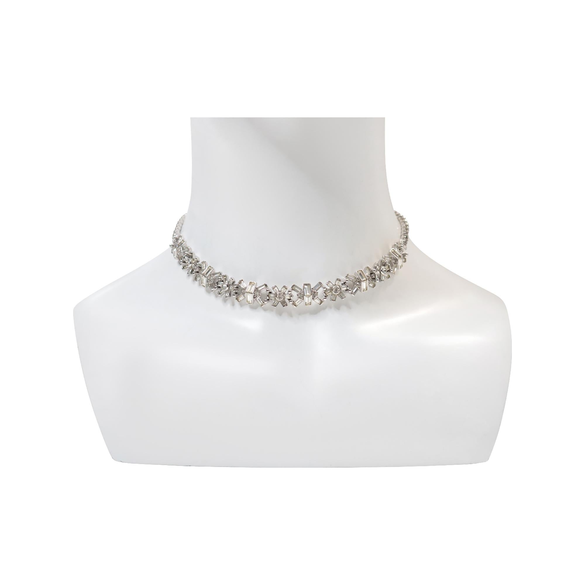 Collar Gargantilla Art Decó Vintage Pennino Flower Baguette and Link Circa 1960s.  Pennino fabricaba algunas de las joyas más realistas y bonitas de la época, y cuando puedes encontrar una en buen estado, es un jonrón.  Se trata de pequeñas flores