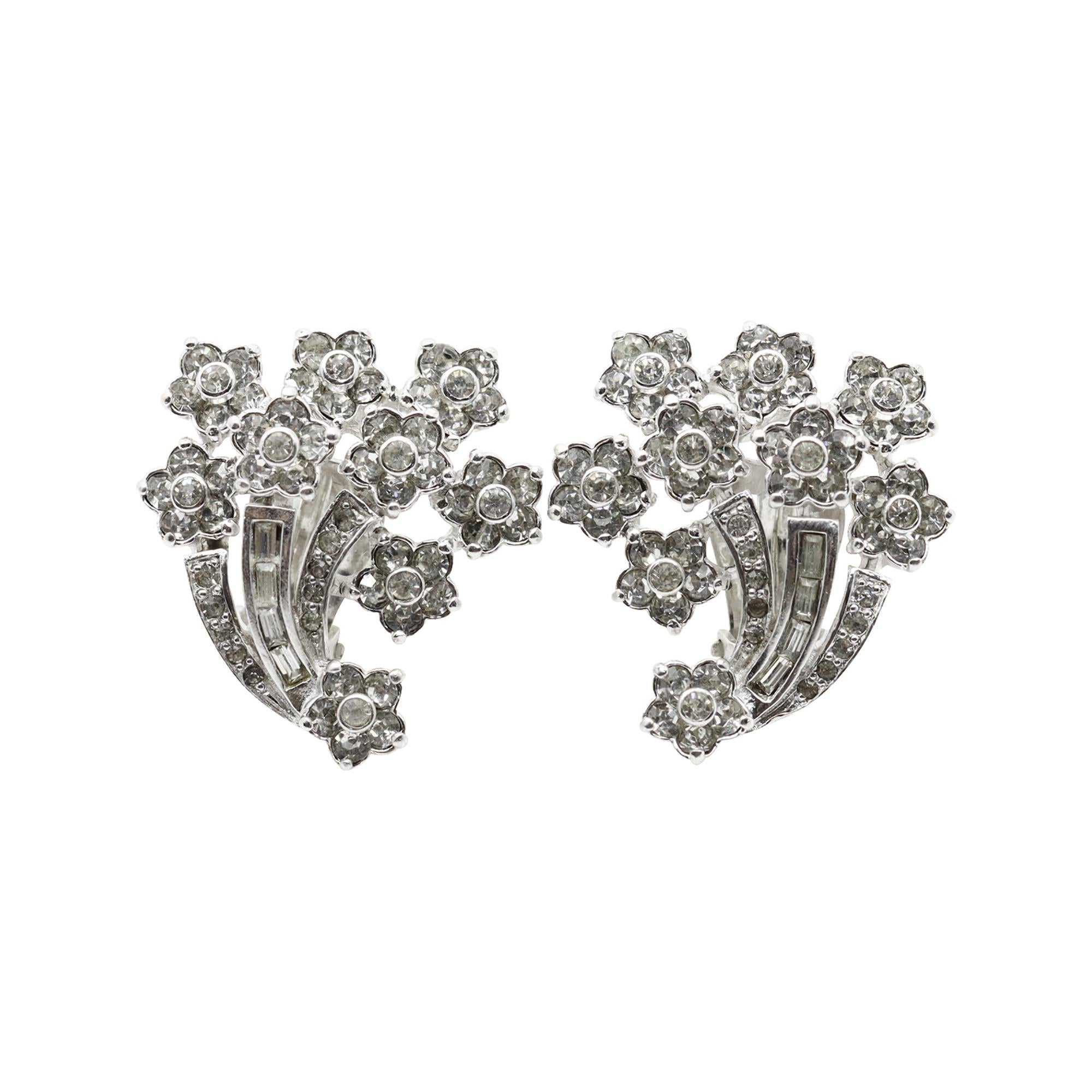 Boucles d'oreilles vintage Pennino en forme de corne d'abondance de fleurs. L'aspect est si réaliste.  Un pour la gauche et un pour la droite.  Superposés et en 3D. Clip On.  Ils ressemblent à ceux de Cartier ou de Van Cleef.  Les photos ne leur
