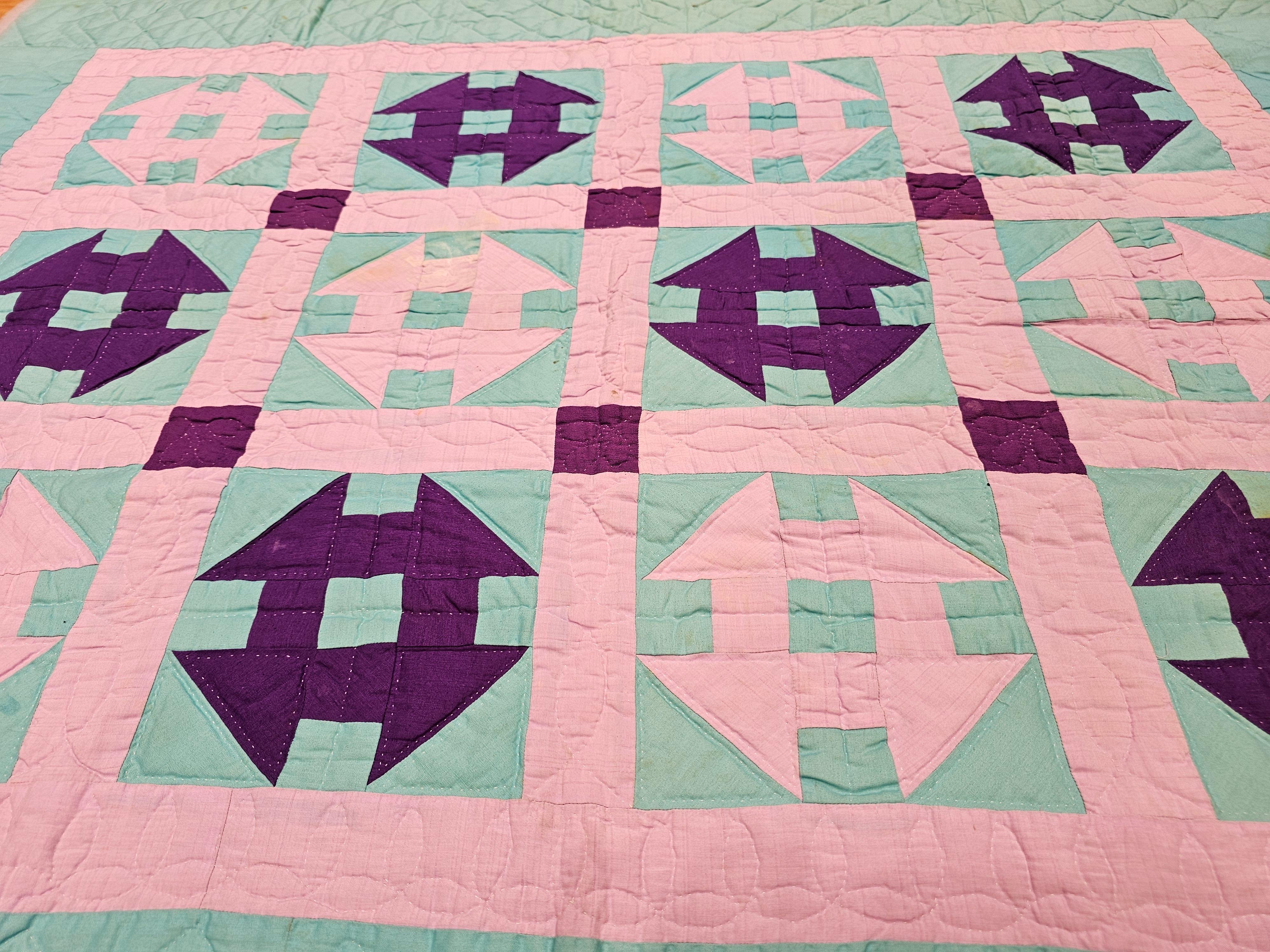 Vintage Pennsylvania Amish “Churn Dash” Hand-Stitched Cotton Quilt For Sale 5