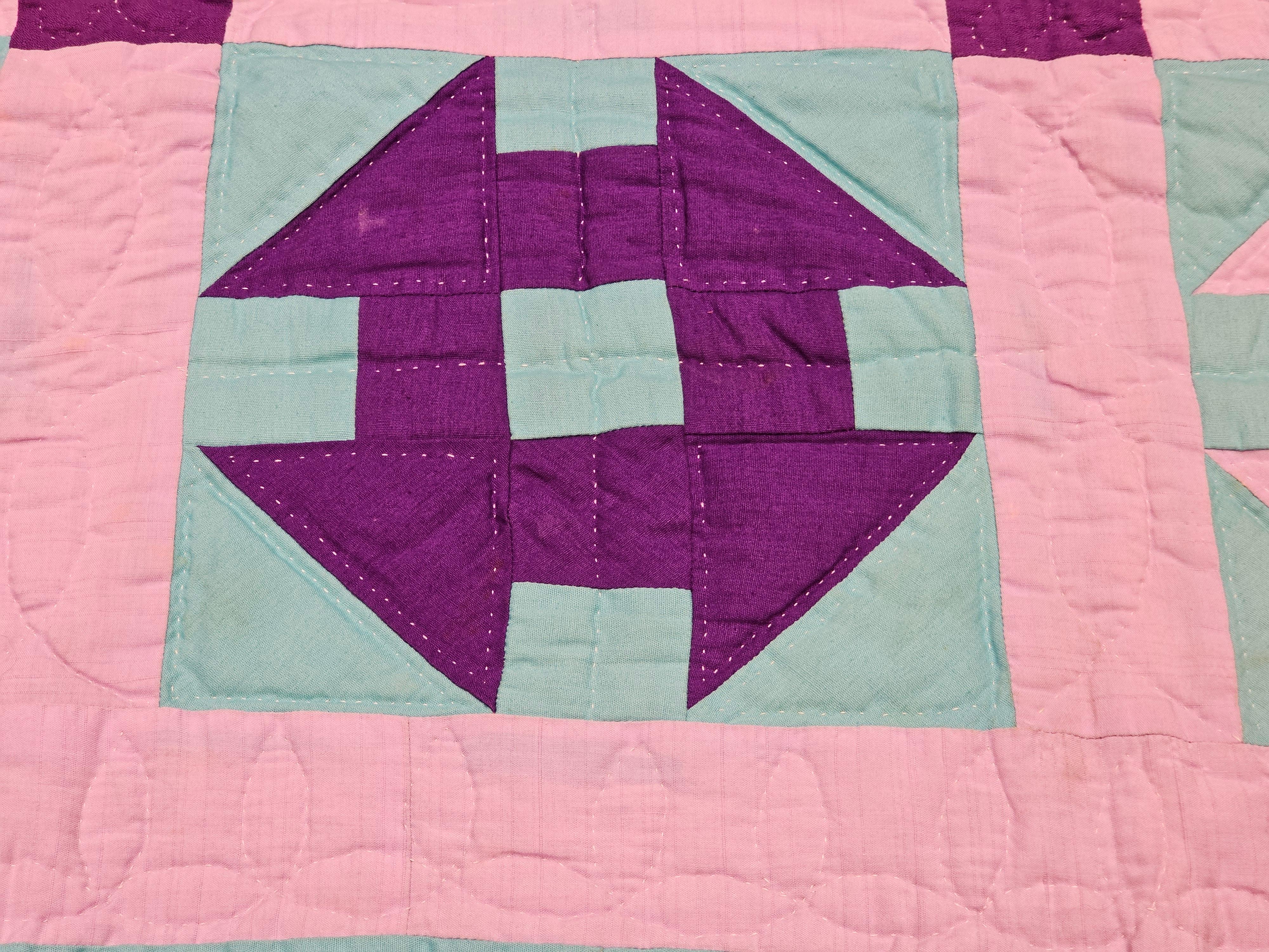 Vintage Pennsylvania Amish “Churn Dash” Hand-Stitched Cotton Quilt For Sale 7
