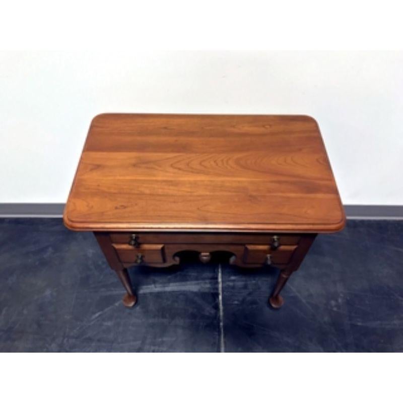 Une petite commode / table de nuit dans le style Queen Anne de Pennsylvania House. Bois de cerisier massif avec quincaillerie en laiton, embout décoratif central inférieur et pieds en coussinet. Comprend trois tiroirs construits en queue d'aronde.