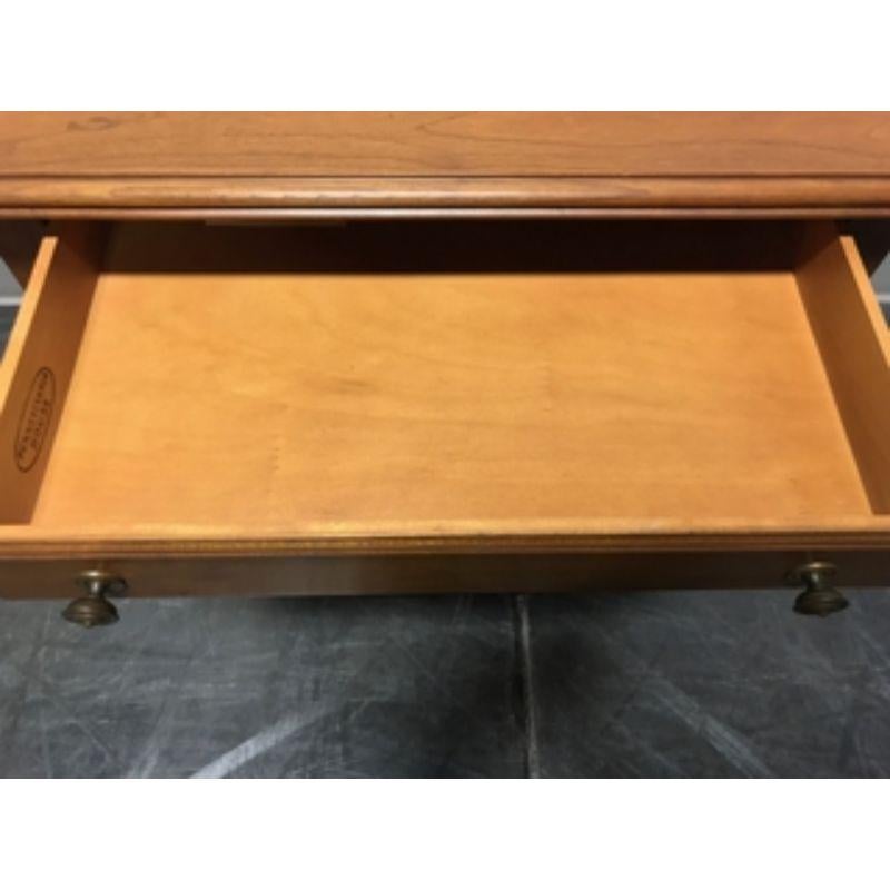 Petite commode basse/table basse en cerisier Queen Anne de PENNSYLVANIA HOUSE 1