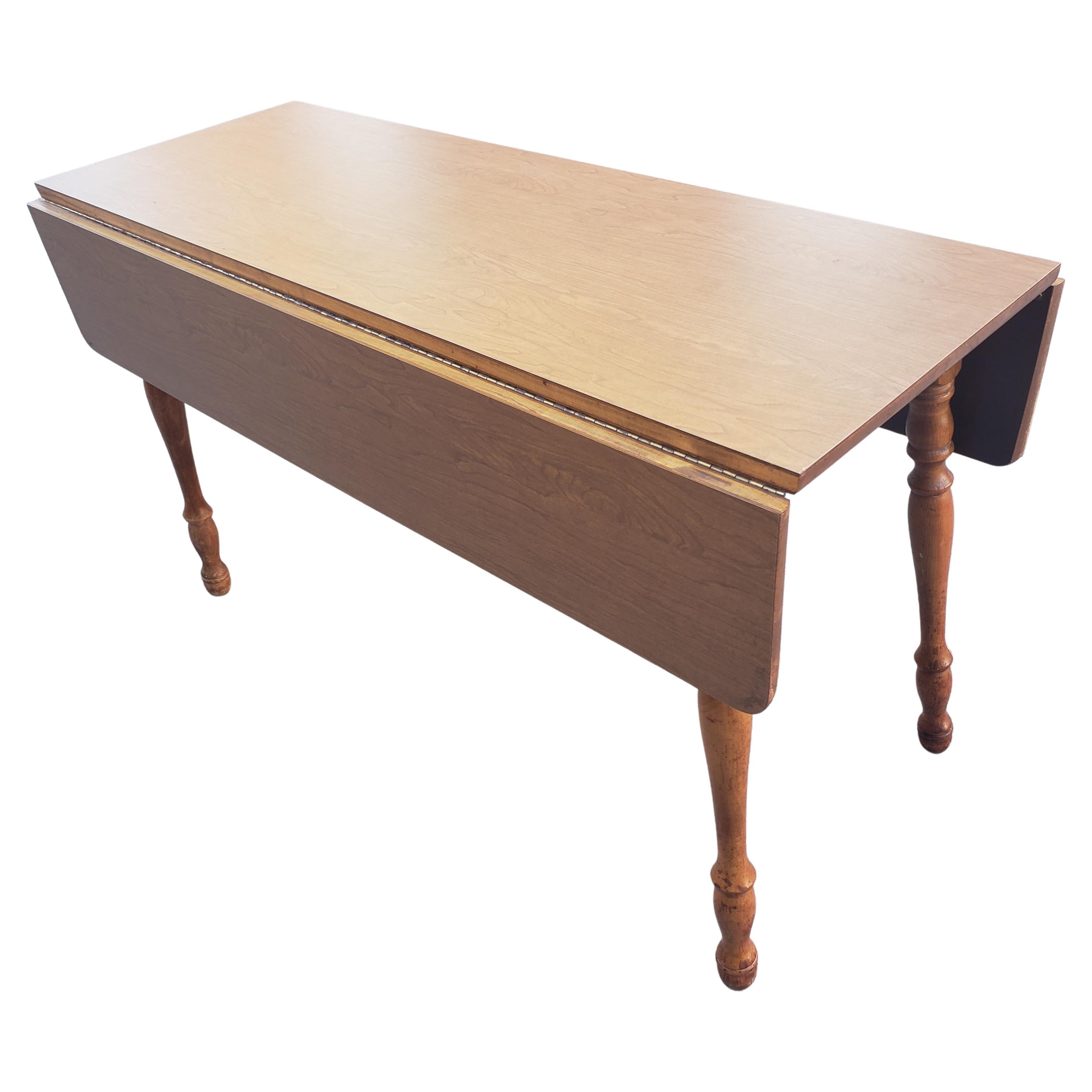 Pennsylvania House zugeschrieben Vintage Drop Blatt Bauernhaus Stil Tisch. Esstisch/ Küche. Dies ist ein großartiges Stück für einen Esstisch, Couchtisch, Basteltisch, da es ein großes platzsparendes Stück ist. Höhe: 30\