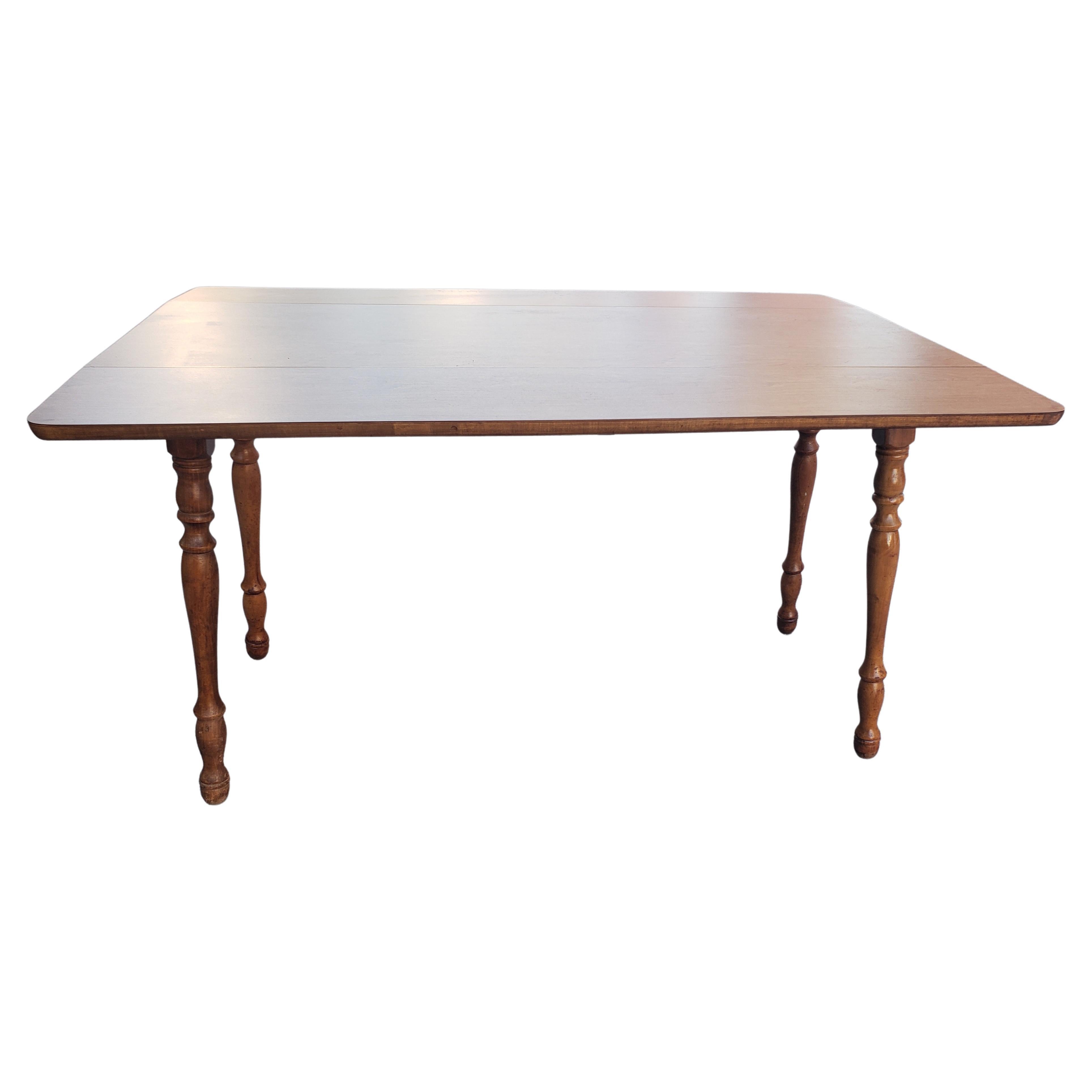 Vintage Pennsylvania House Farm House Style Drop Leaf Dining Table, Circa 1970s In Good Condition For Sale In Germantown, MD