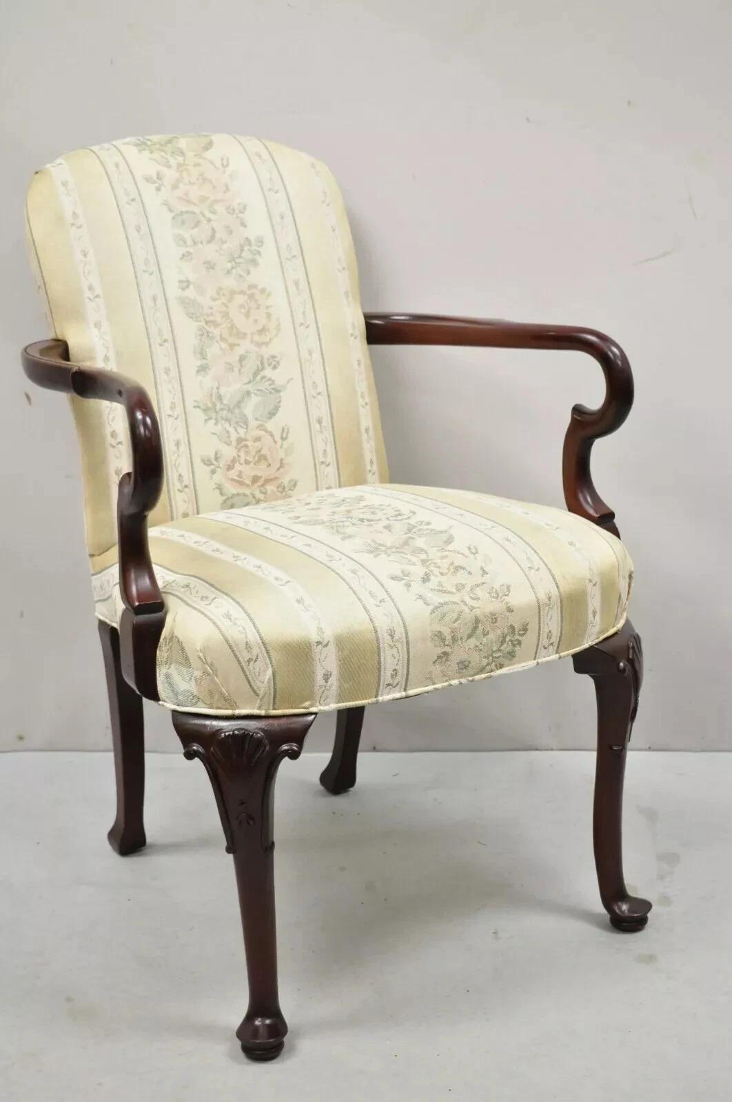 Sedia a braccio d'oca imbottita vintage di Pennsylvania House in stile Queen Anne. L'articolo presenta una solida cornice in legno di mogano, bellissime venature del legno, dettagli ben intagliati, etichetta originale, artigianato americano di
