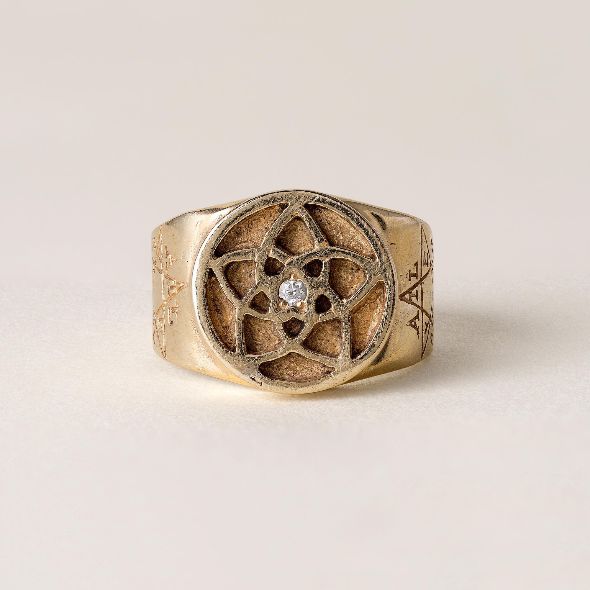 Anello Pentagramma d'epoca CIRCA 1960 - Oro 14K
L'anello vintage degli anni '60 presenta una stella a cinque punte incisa a mano, o pentagramma, che simboleggia bellezza, amore, creatività e armonia. Ispirato al percorso di Venere, che traccia una