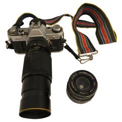Vieille Caméra Canon AE1 avec deux objectifs et sangle