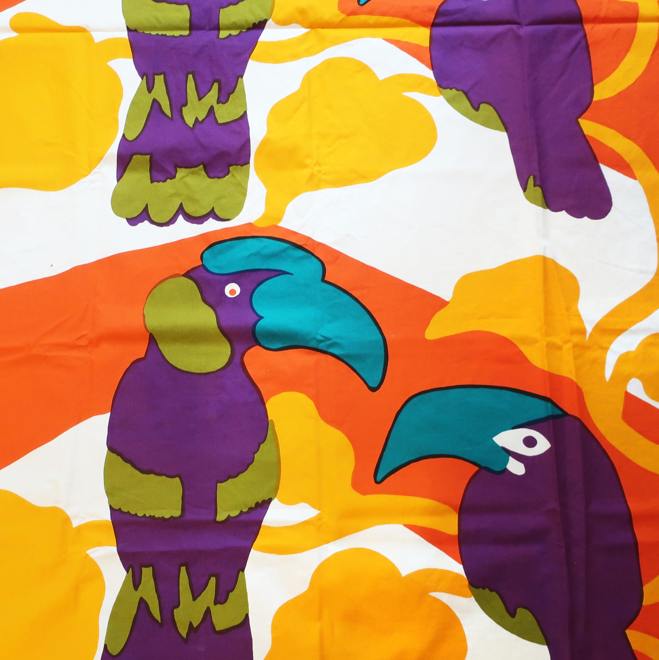 Ein 2,73 Meter langes Textildesign von Maija Isola für Marimekko aus dem Jahr 1972 mit dem klassischen „Pepe“-Muster. Isola entwarf das Muster 1970 und es zeigt zwei Papageien, die sich gegenüberstehen und sich auf einem Baumzweig sitzen. (Marimekko