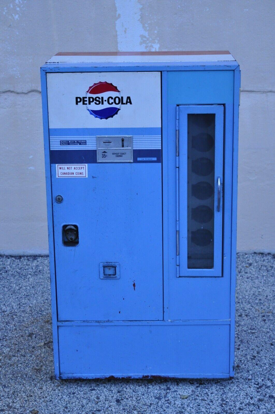 Vintage Pepsi Cola La Crosse 35 Cent Soda-Automat Modell EC54. Artikel verfügt über Original Label, kein Schlüssel, sehr schöne Vintage Artikel, Qualität amerikanischer Handwerkskunst. Wiegt ca. 190 lbs. Um 1960er. Abmessungen: 47,5